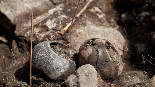 Two small bowls found among the grave goods.Photo: Ministerio de Cultura