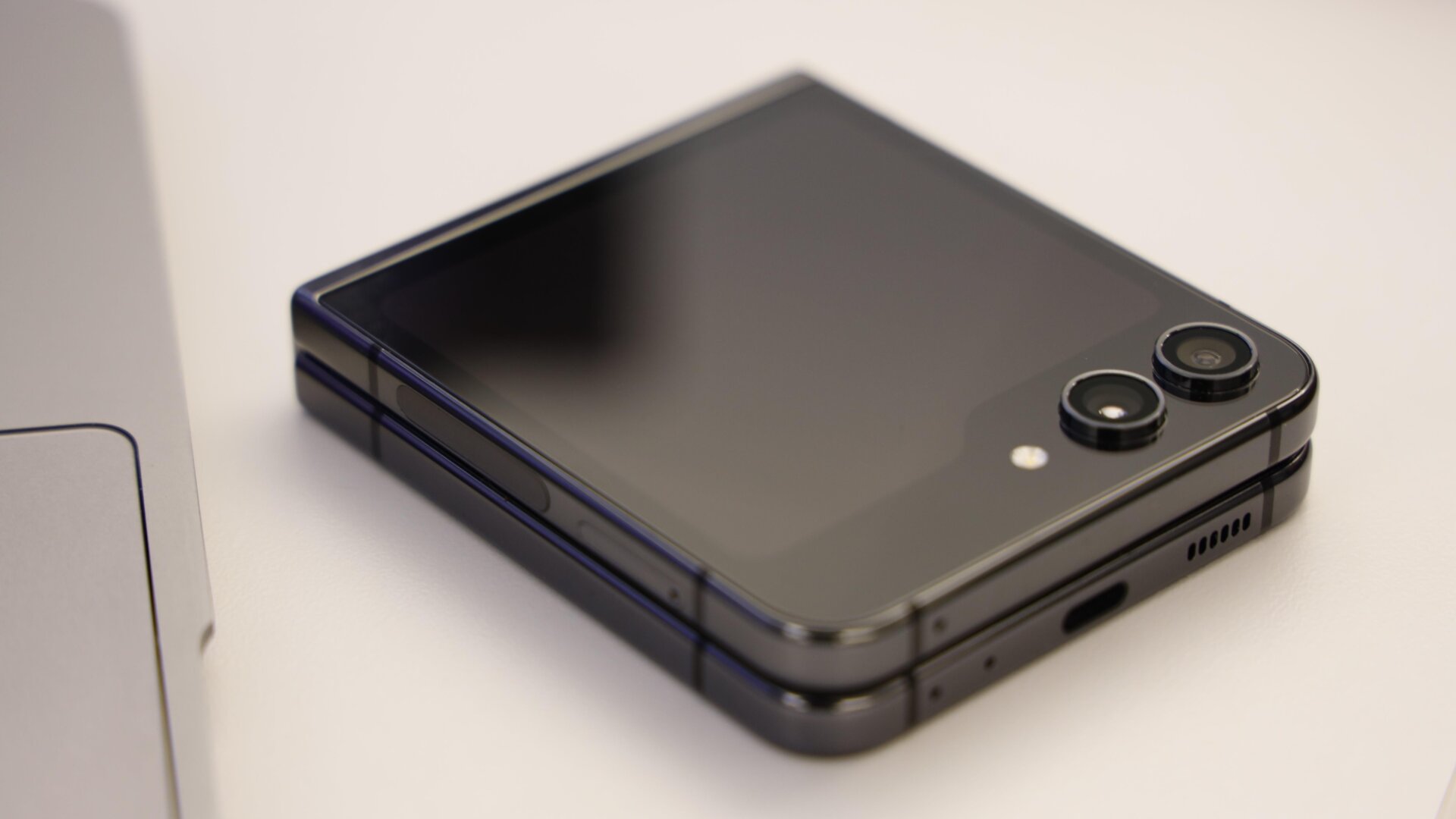 The Samsung Galaxy Z Flip 5 lies much flatter than the previous Z Flip 4.