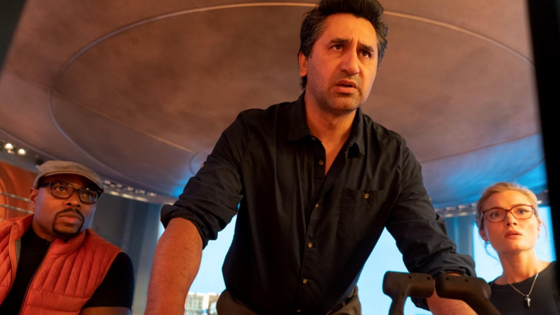 Page Kennedy, Cliff Curtis and Skyler Samuels in Meg 2