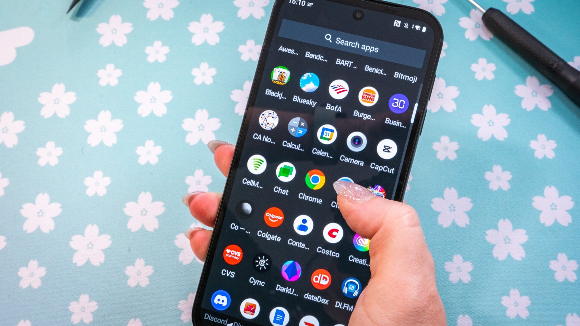 The Fairphone 5's OLED display looks great, but sometimes the interface can seem a bit choppy. Photo: Florence Ion / Gizmodo