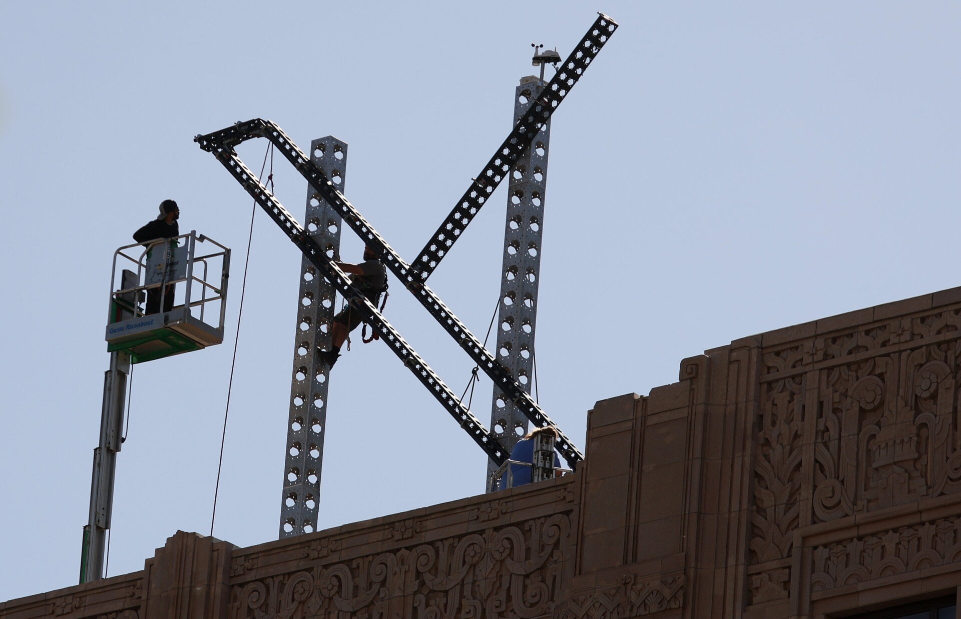 Just like Elon Musk’s poor ‘X’ sign above its San Francisco headquarters, Musk is considering removing headlines from the top of news articles on Twitter.