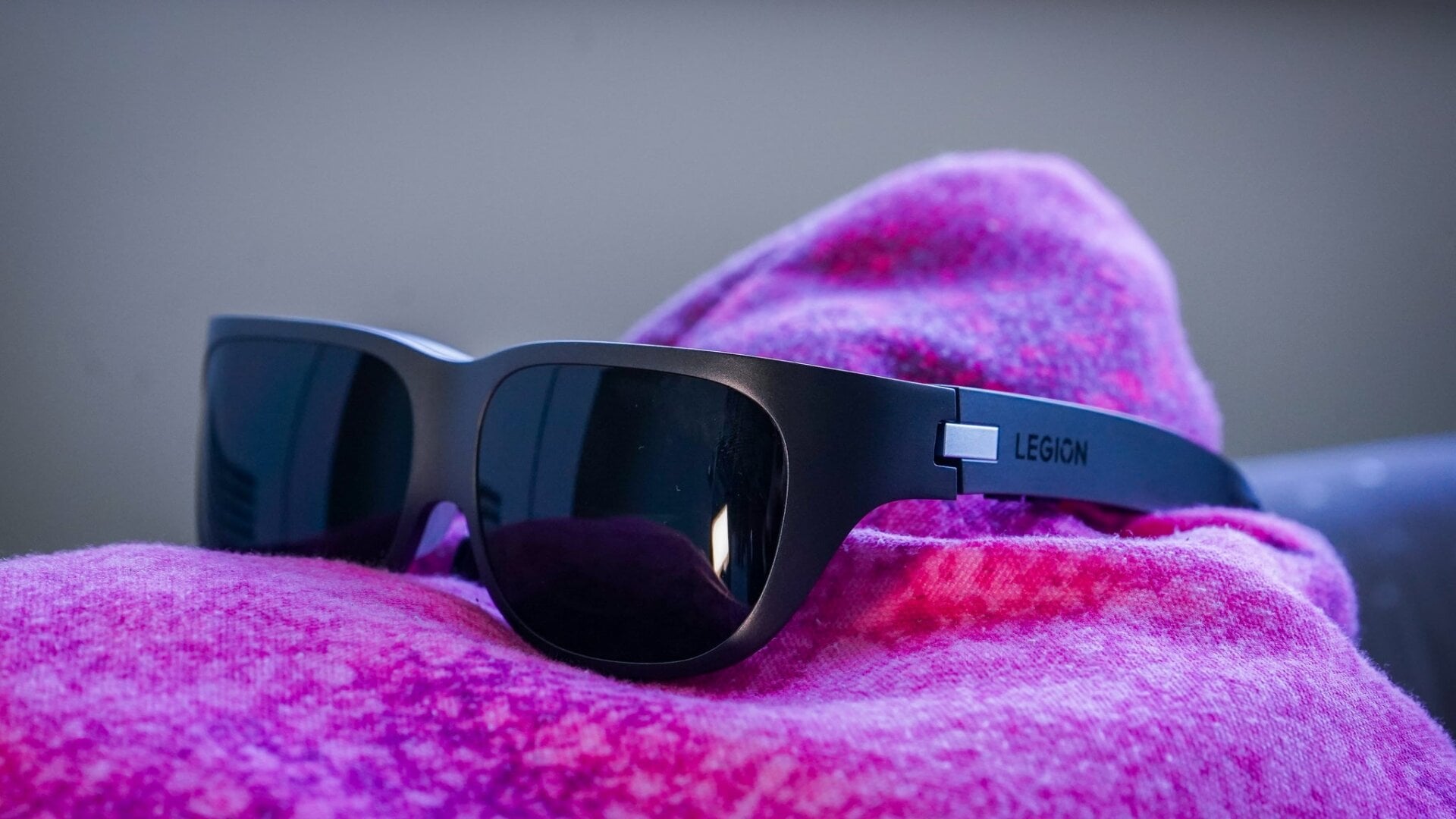 The Lenovo Legion Glasses could make an excellent plane companion to keep your things secret. Photo: Florence Ion / Gizmodo