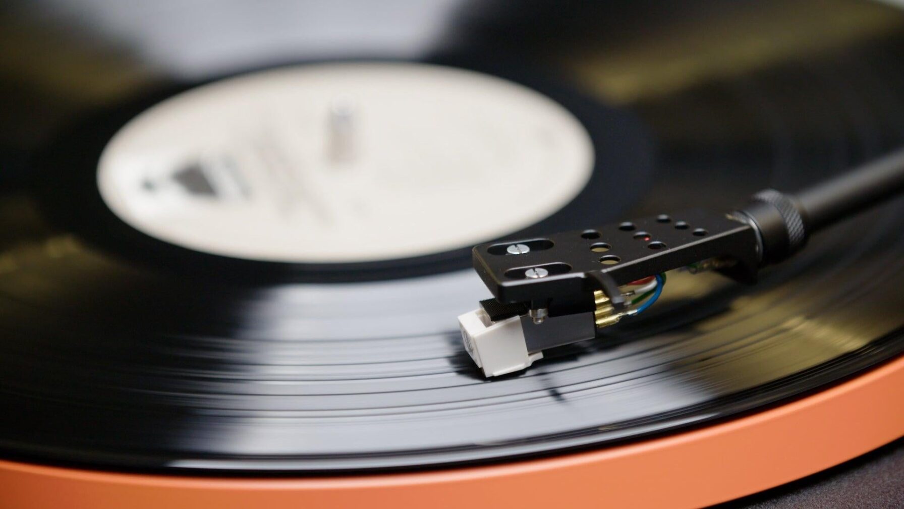 Spinner BT Hands-On: JBL's First Ever Turntable Is the Most Gen-Z Thing ...