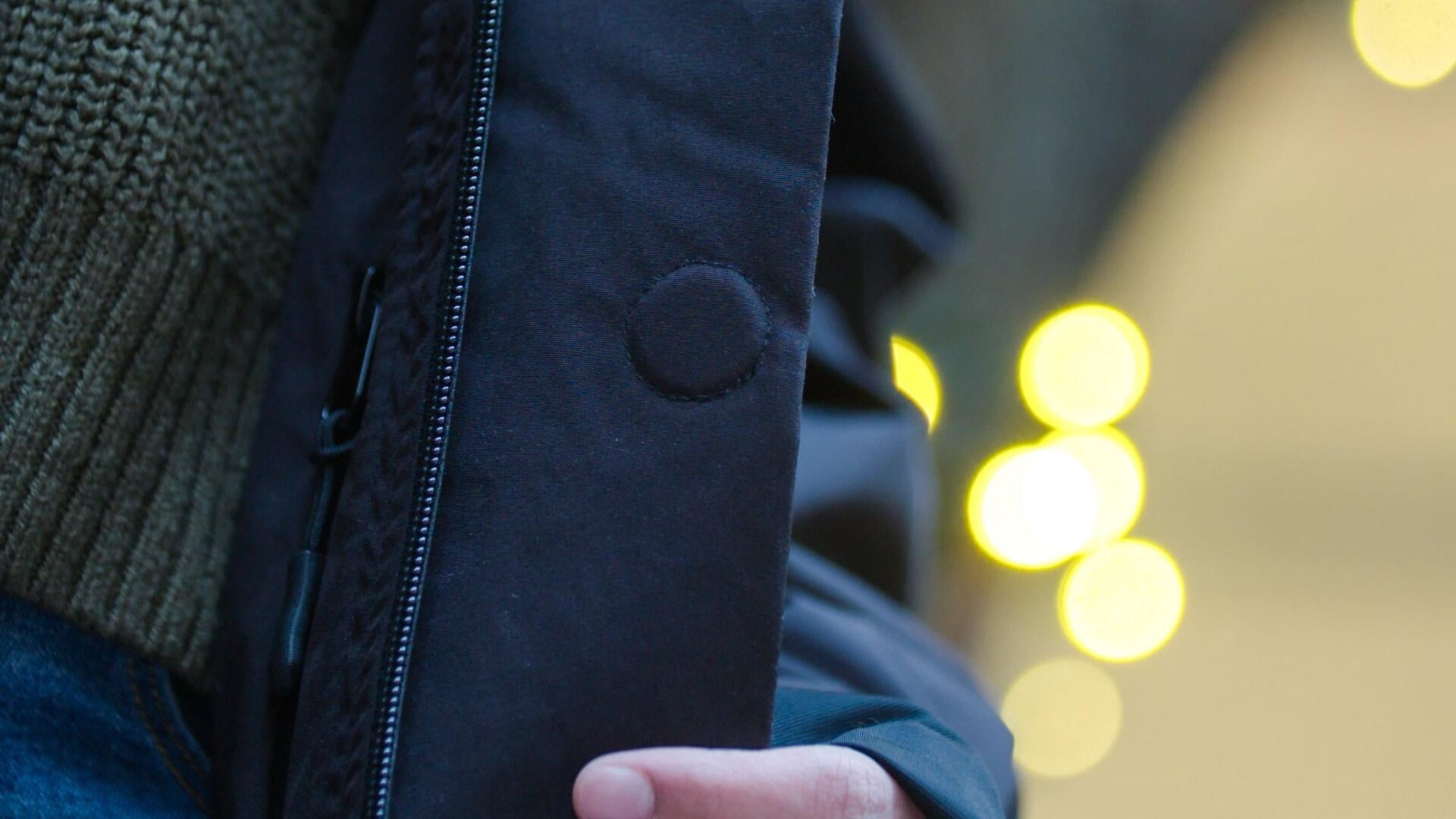 Magnetic buttons allow fast closing. 