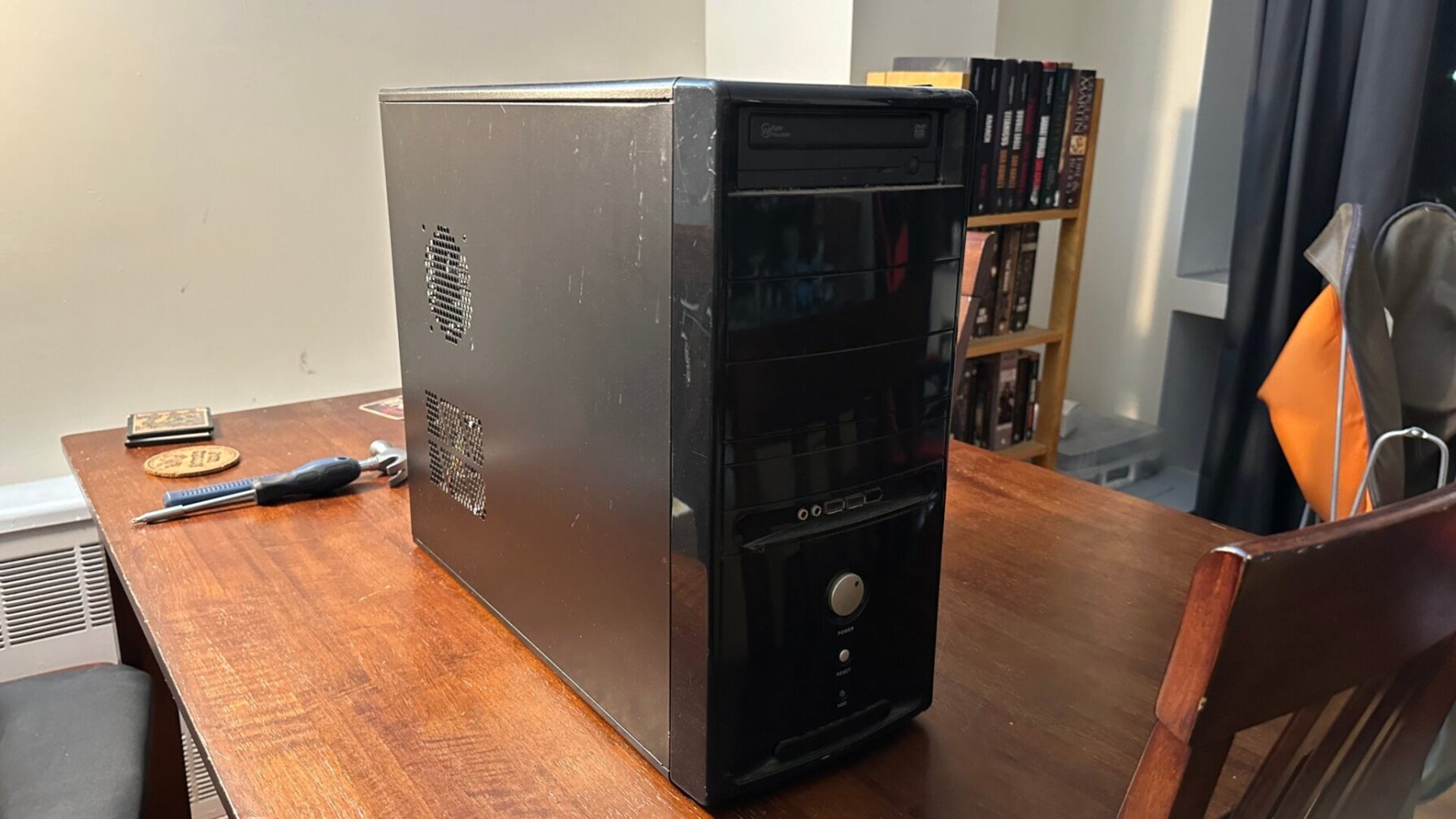 This Old Tech: Cracking Open My Ancient Childhood PC in All Its Dusty Glory