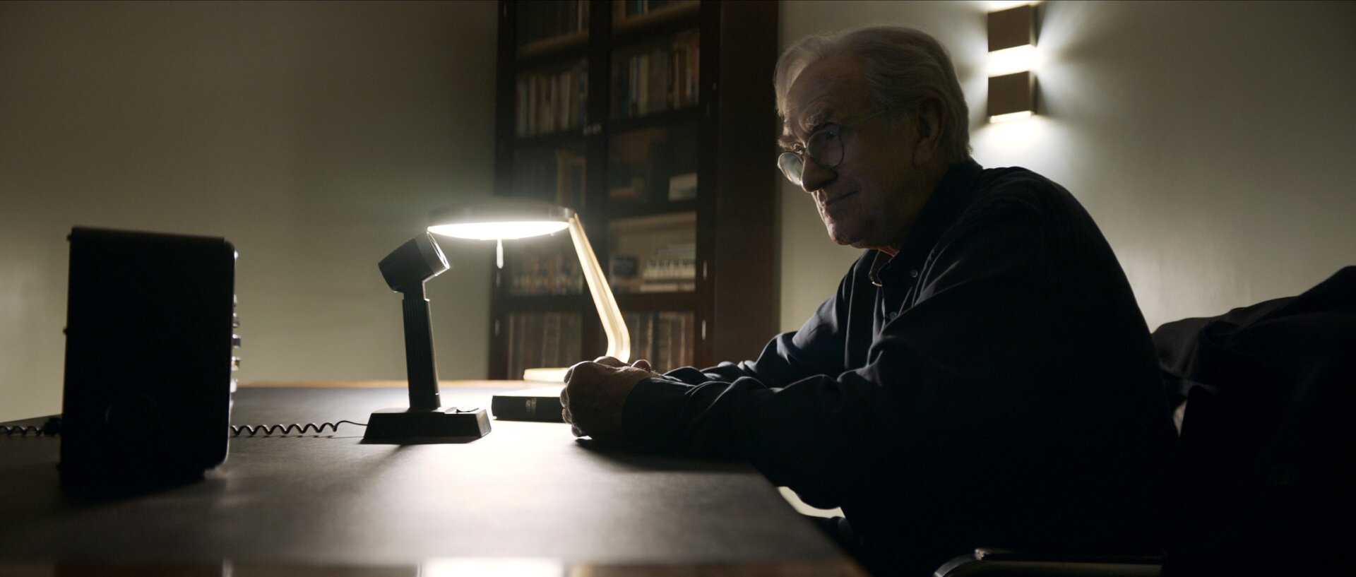 Jonathan Pryce as Mike Evans.