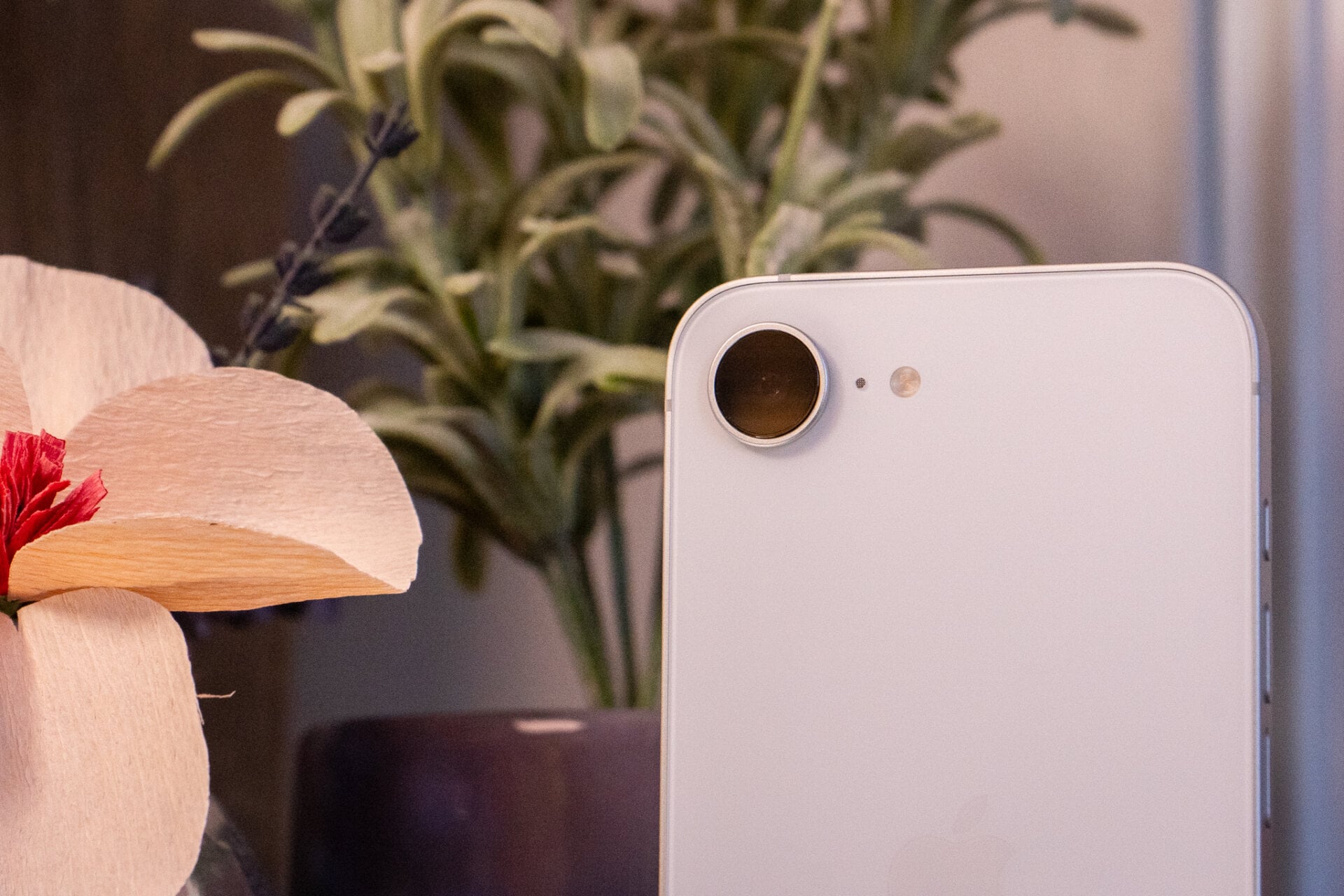 The single-camera array of the iPhone 16e