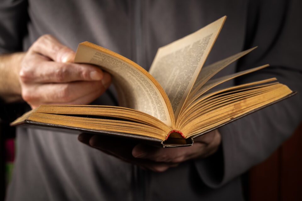 Fake Reeding Book Chicago Paper Publishes 'Summer Reading List' of Fake Books Created With AI
