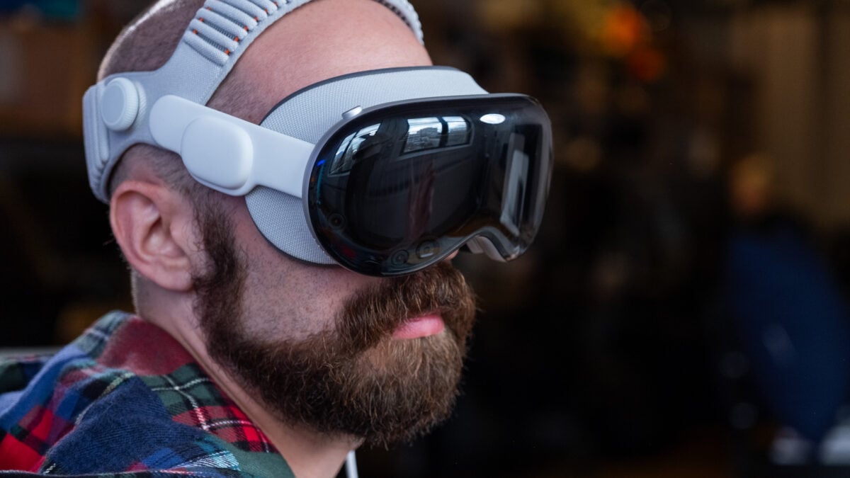 The Apple Next Vision Pro Is Reportedly on &lsquo;Life Support&rsquo;