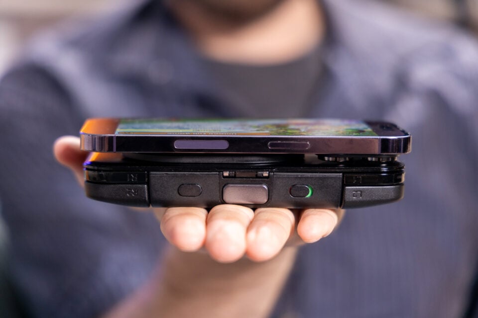 Mobile Use Controll MCON Review: You Won't Find a More Compact Mobile Controller