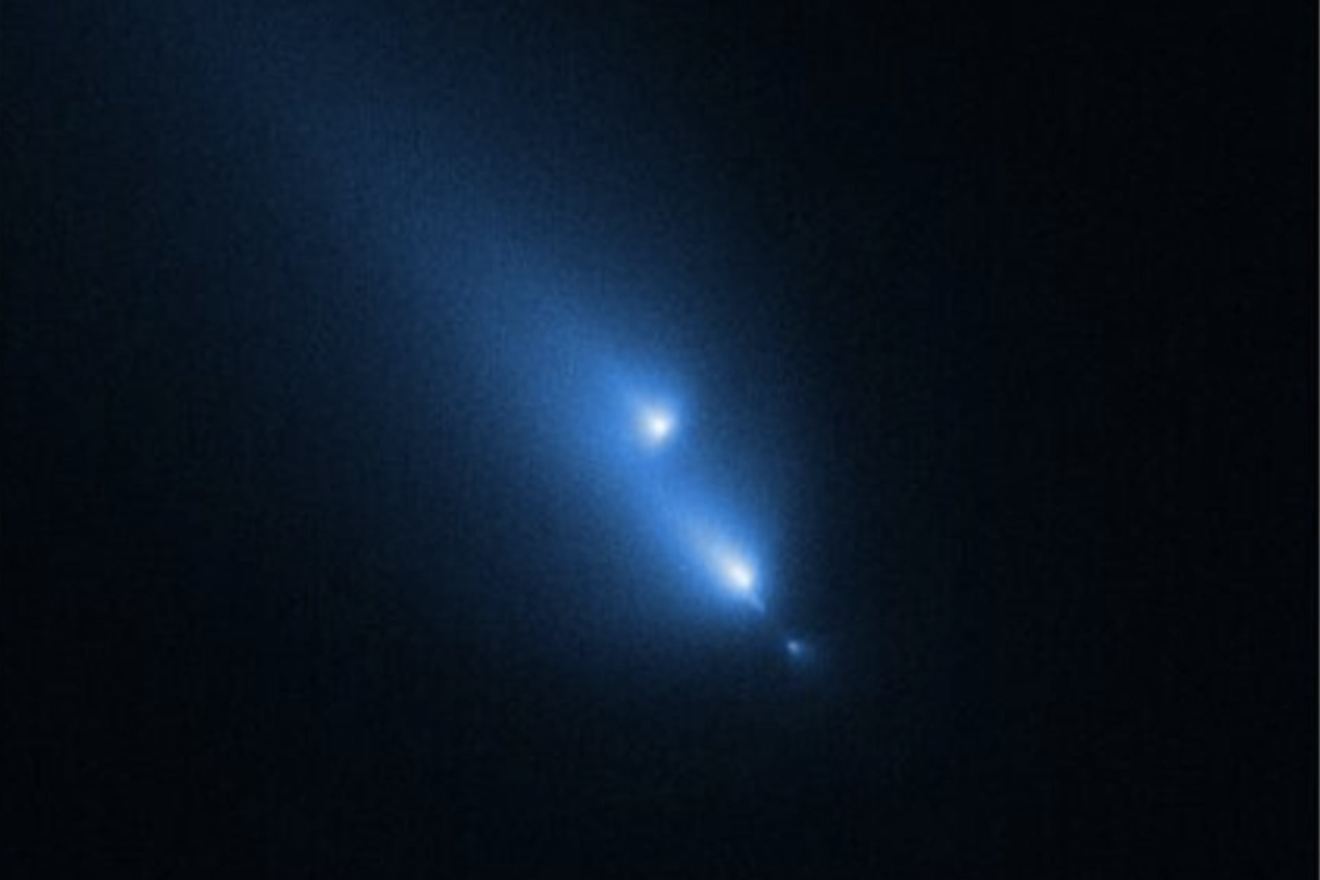 Hubble captured images of the fragmenting comet C/2025 K1 (ATLAS). 