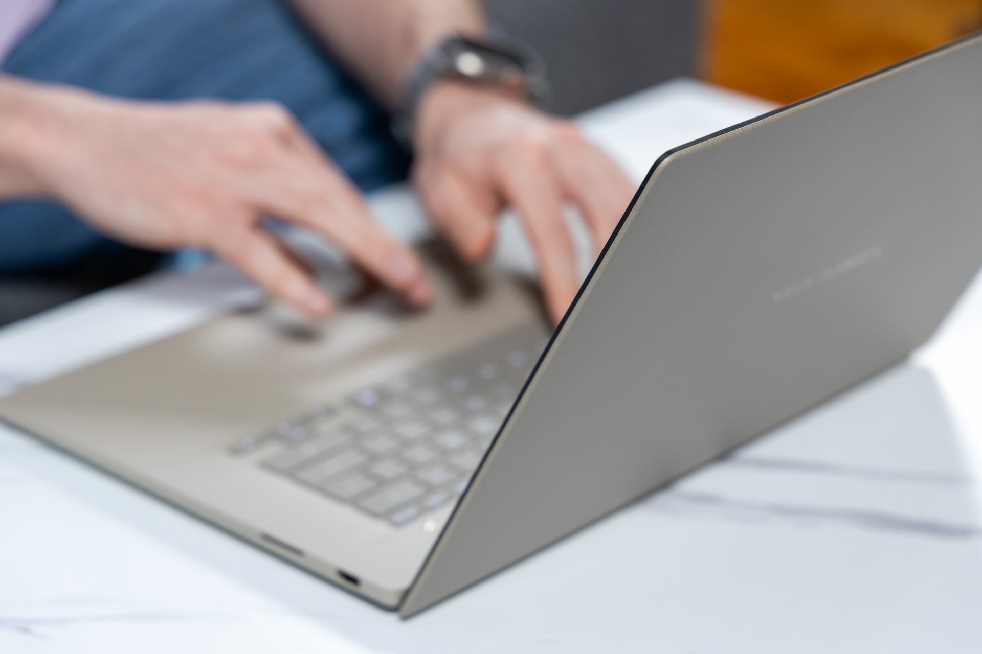 Asus Zenbook A16 Review 09