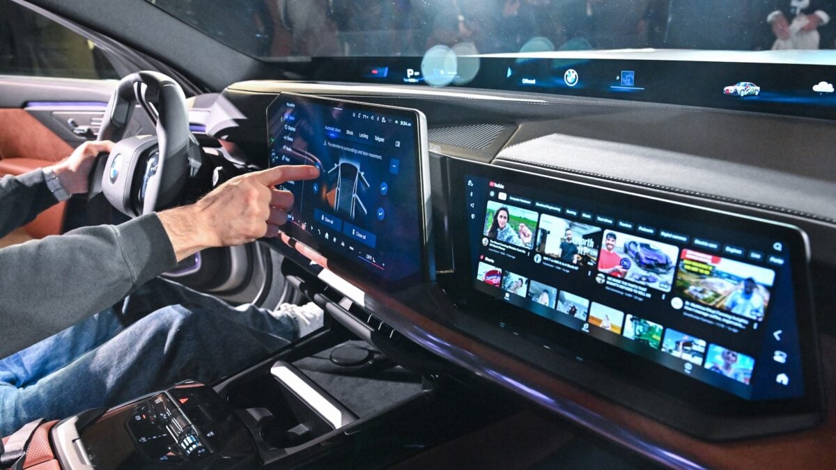 In the New BMW 7 Series, Even the Windshield Is Part Screen