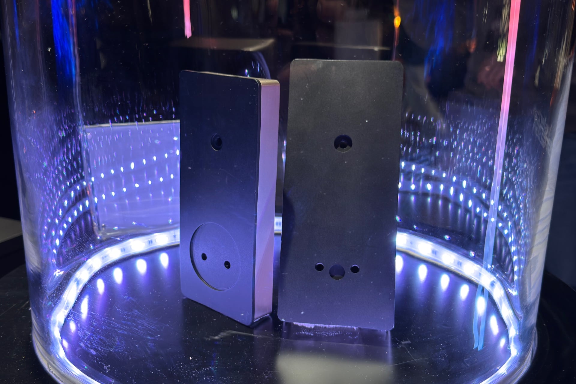 A picture of Dreame's stage presentation, with images showing the interior doorbell monitor function of the Riponex X10.