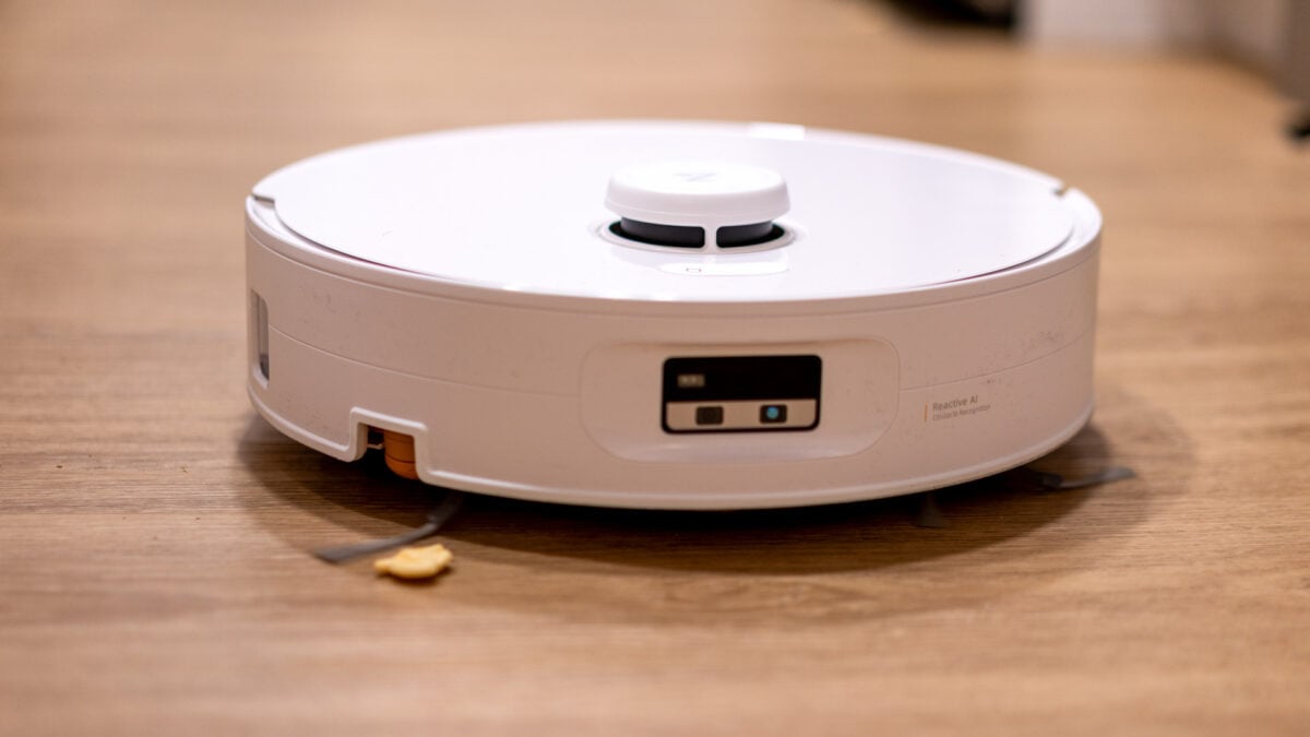 Roborock's Qrevo Curv 2 Flow Is the Ultimate Robot MopIf You Don't Have Corners or Walls