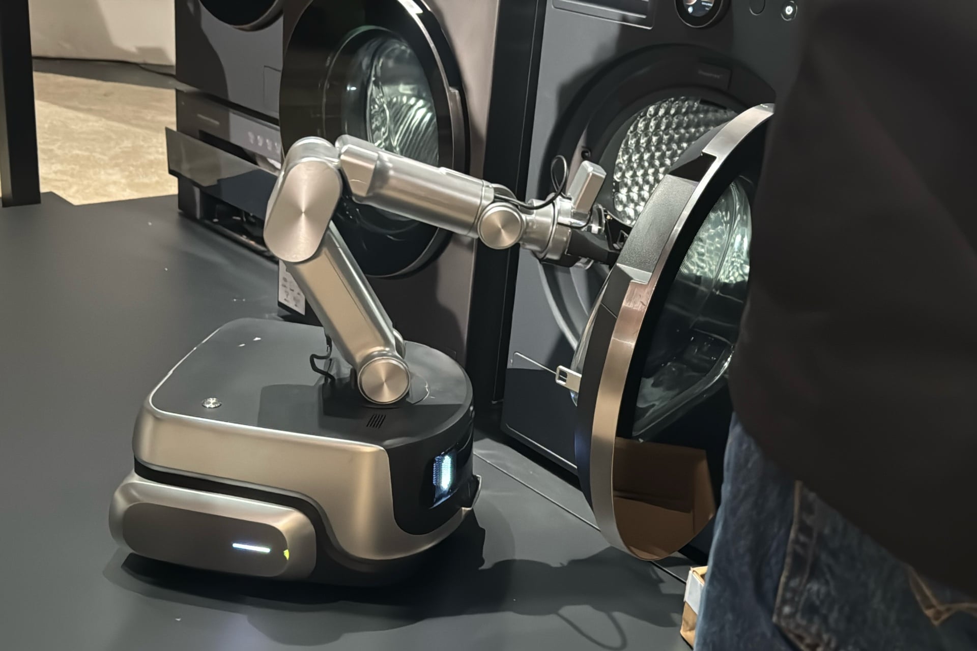 Robot per lavanderia Z1 che carica un'asciugatrice