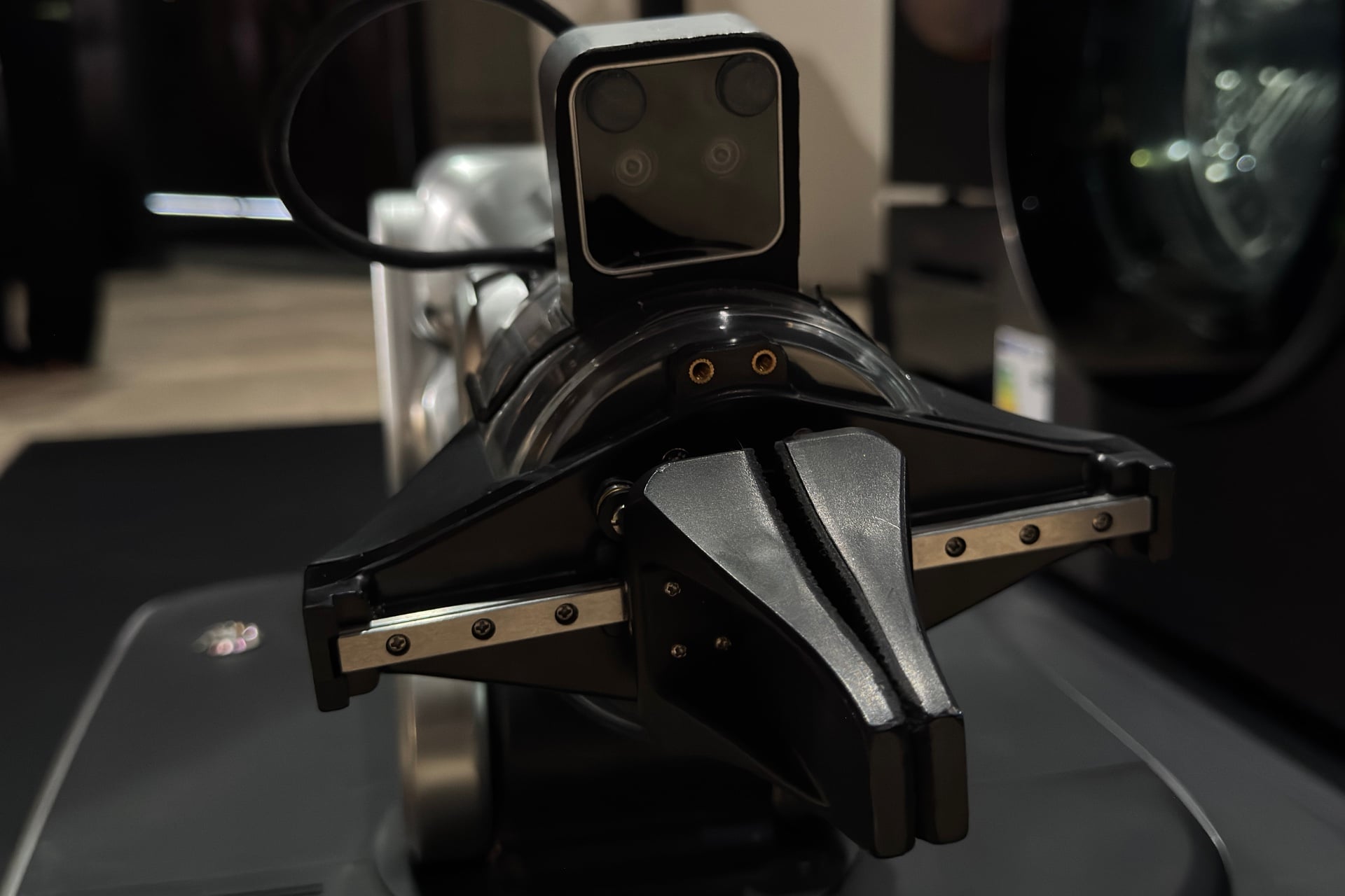 Un primo piano della mano e della fotocamera del robot per lavanderia Z1.