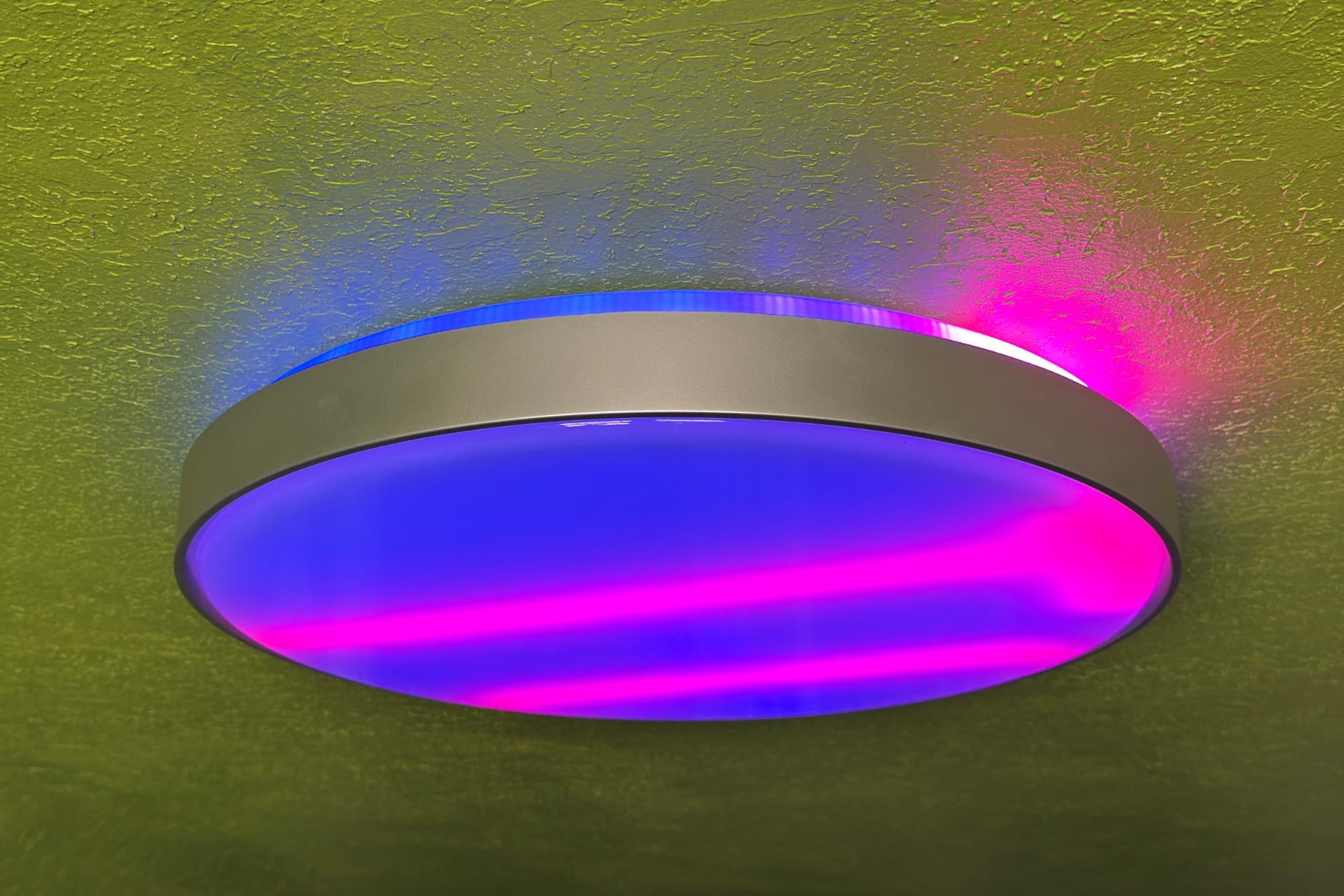 Govee Plafon Ultra visto de um ângulo, mostrando o anel superior de luzes, que combina com a cor e posição das luzes principais.