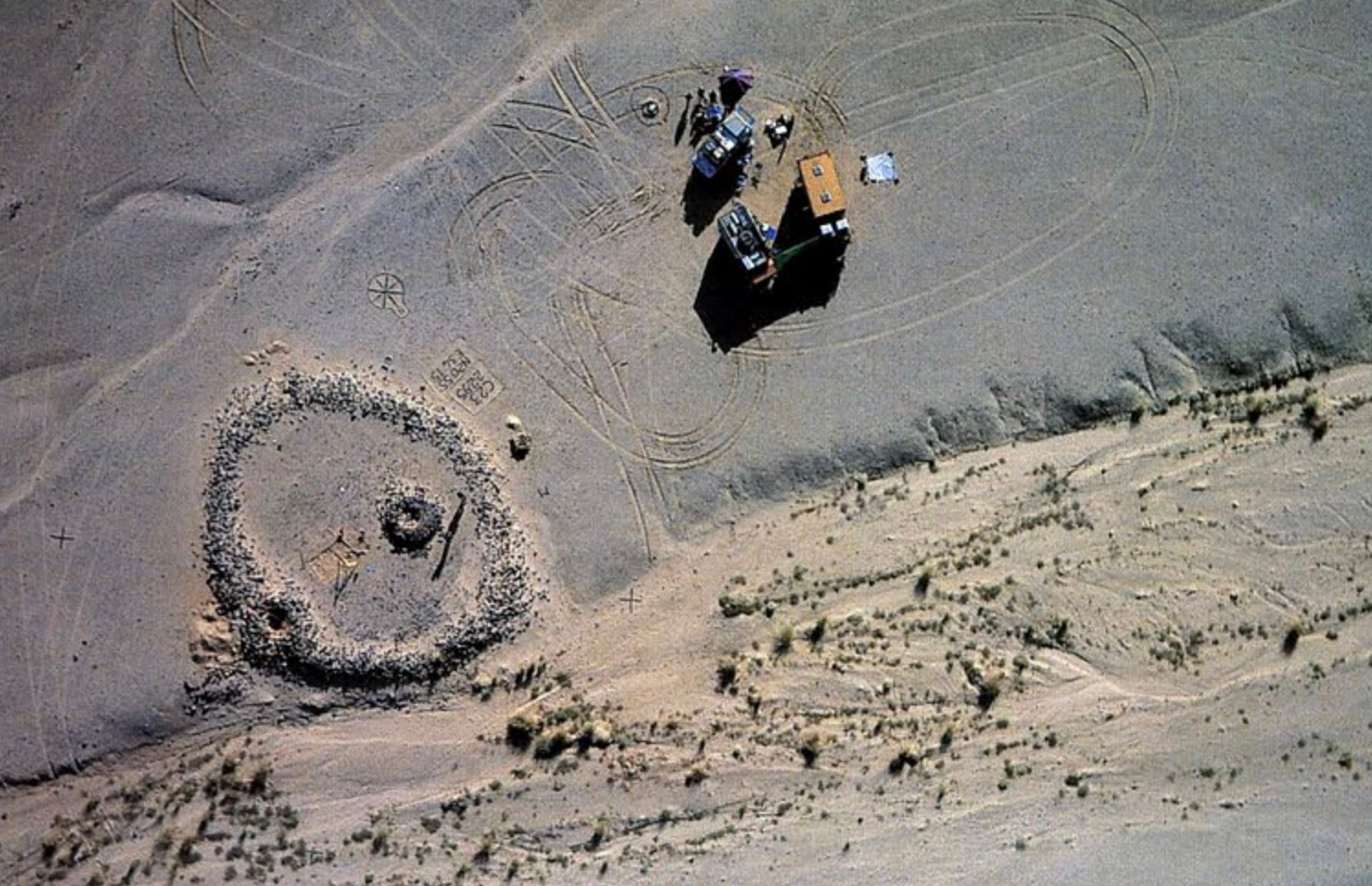 A kite photograph of one of the 280 ancient nomads' mass graves, located in the central region of the Atbai Desert.