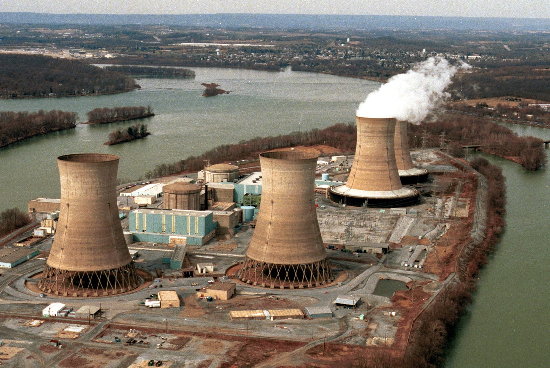 The view looking towards Middletown Pennsylvania reveals Three Mile Island and the damaged reactor number two in the foreground, March 15, 1999 in Middletown, PA. 