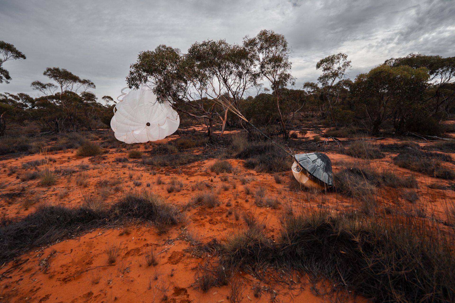 Varda lands its capsules in the Australian outback.