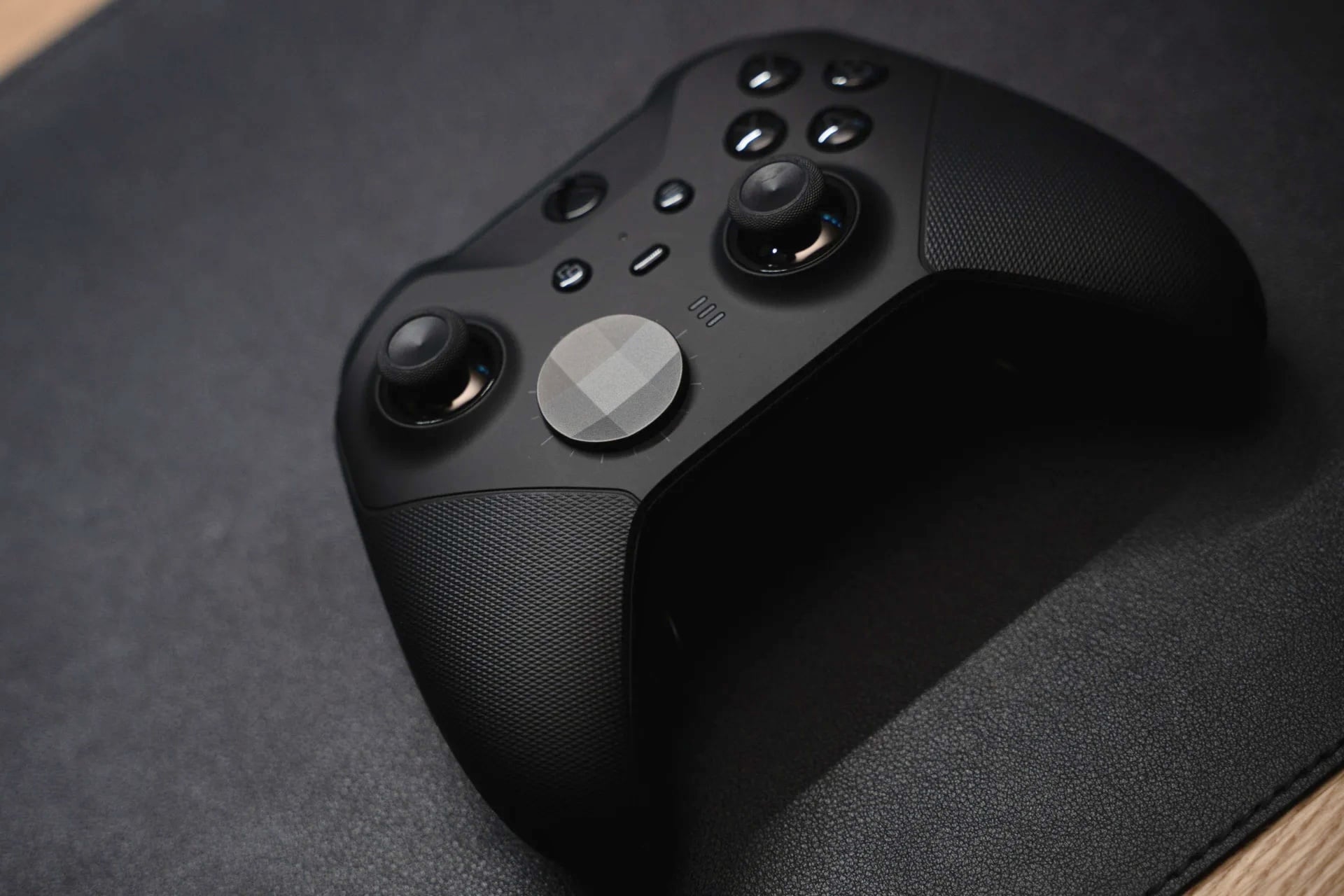 The new Xbox Elite 3 controller seems to look close to the Xbox Elite 2, though with odd scroll wheels.