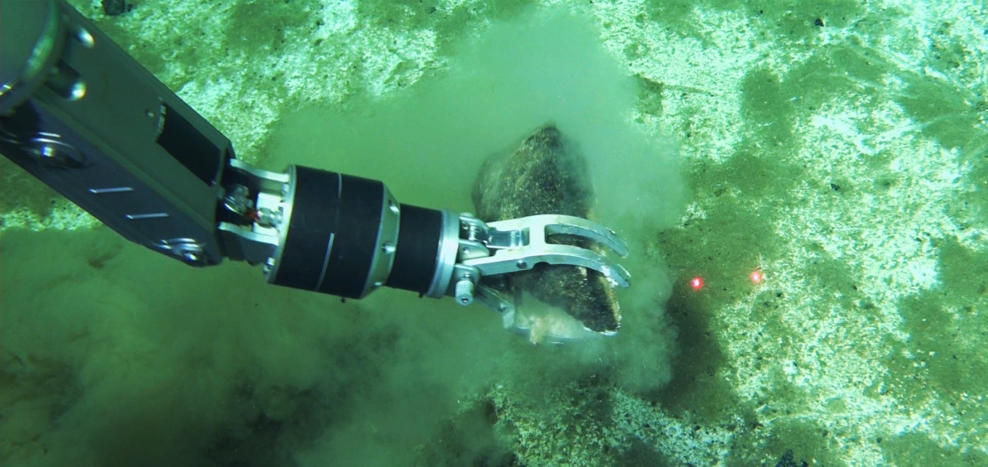 Researchers used the manipulator arm of the Chinese submersible Fendouzhe to recover fossil specimens from the Diamantina Zone.