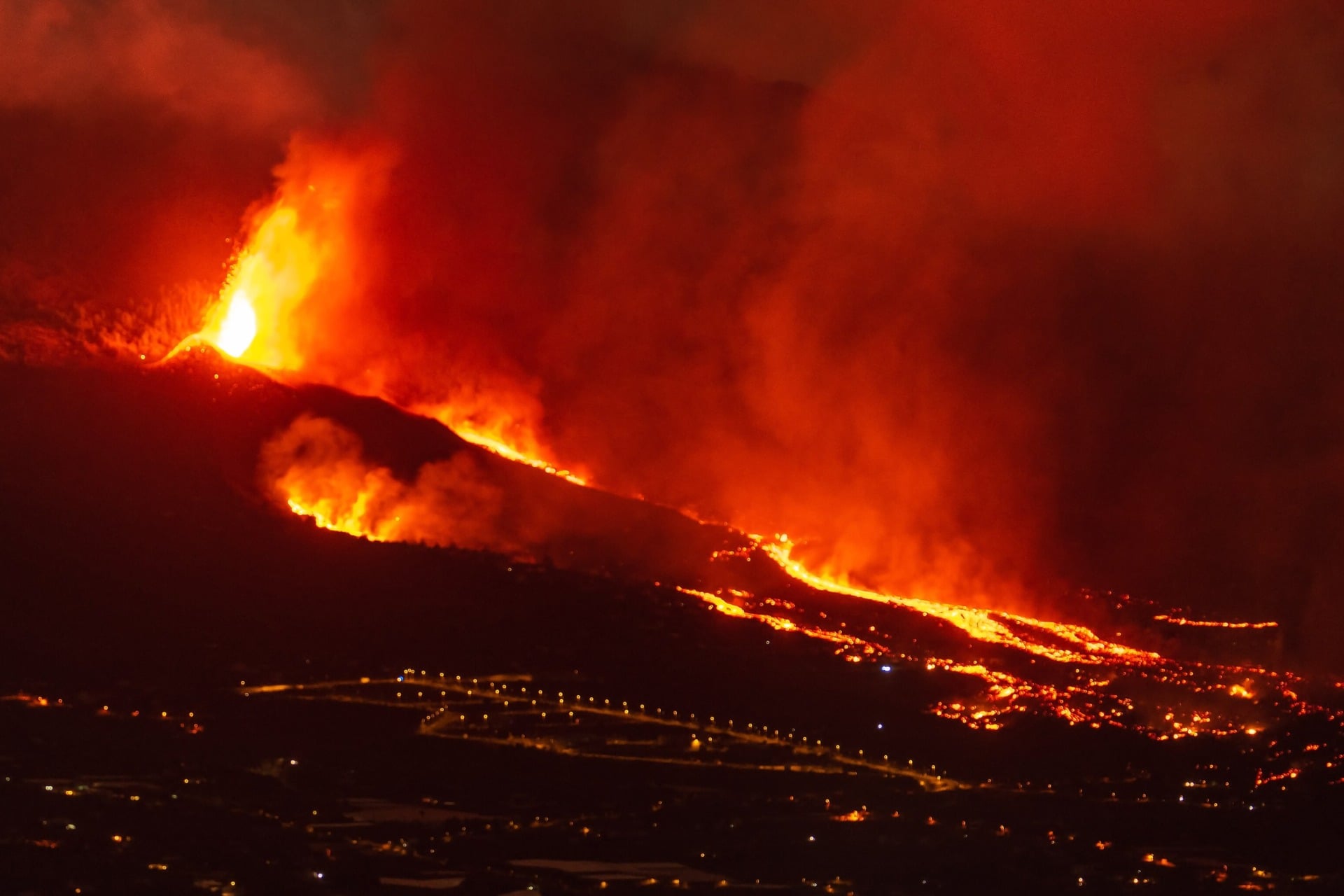 The 2021 Tajogaite volcano eruption on the island of La Palma provided the rock samples used to create this lab-made molten magma.