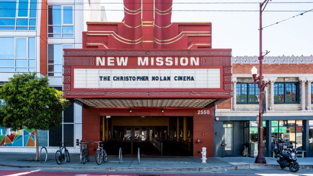 Christoper Nolan Tak Punya Ponsel, Tapi Kau Butuh Satu untuk Pesan di Bioskopnya