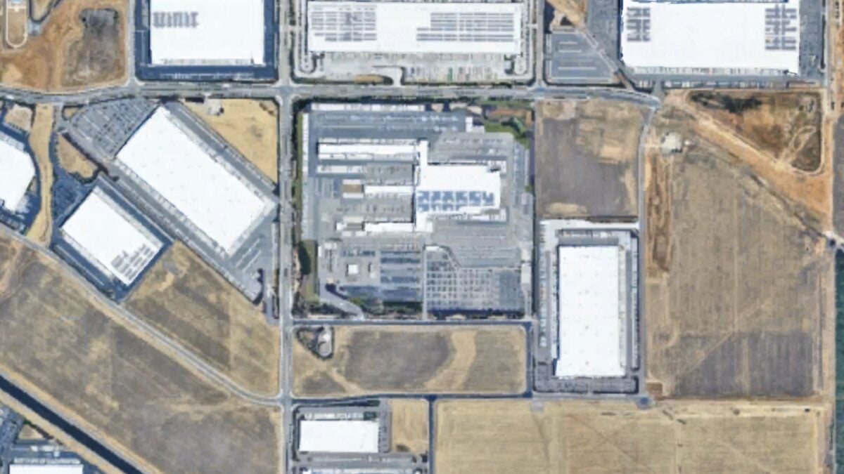Fire at Massive Medical Warehouse in California Pumps Toxic Smoke Into the Air&nbsp;
