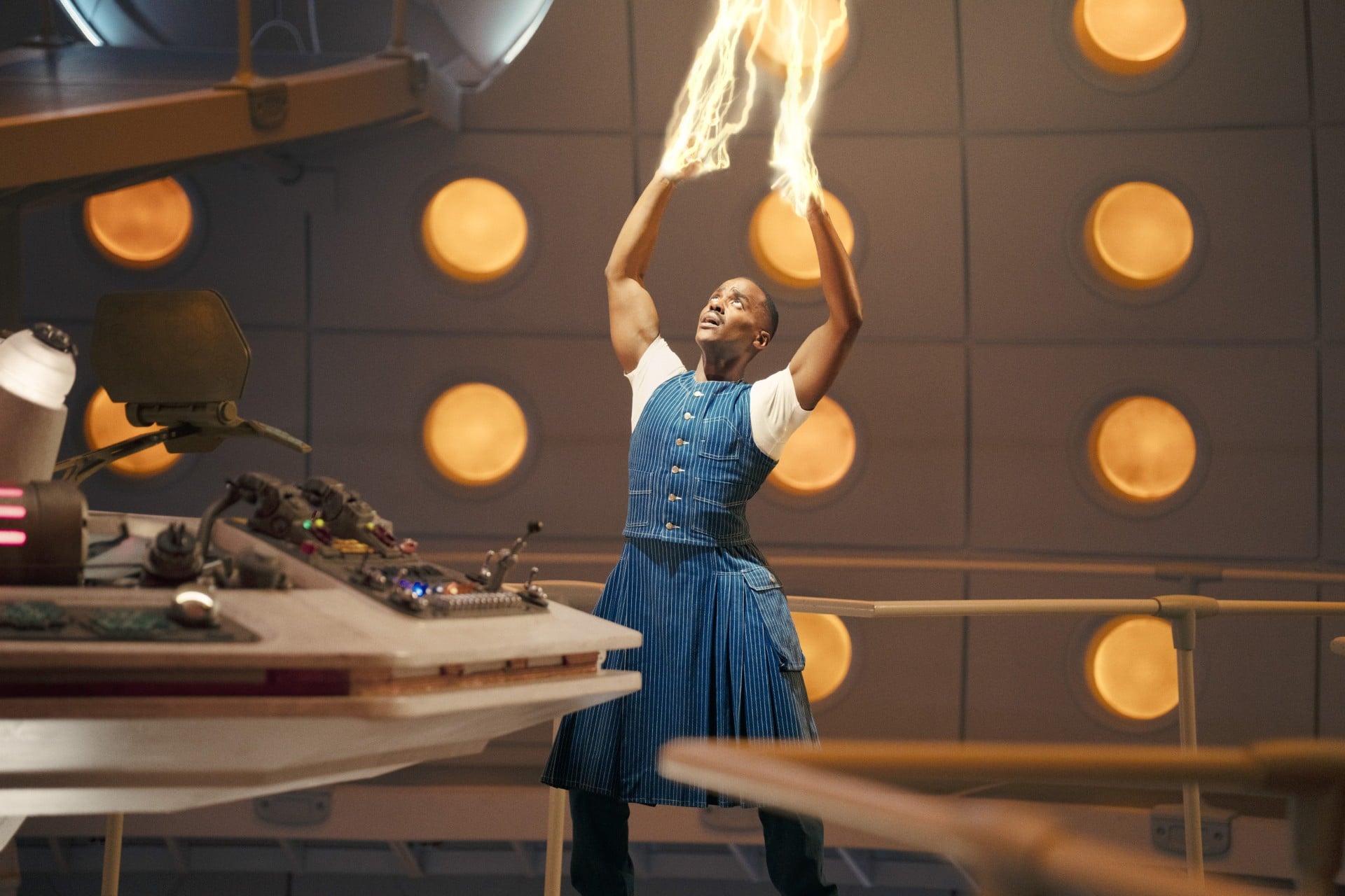 Ncuti Gatwa regenerates into Billie Piper in 'Doctor Who.'