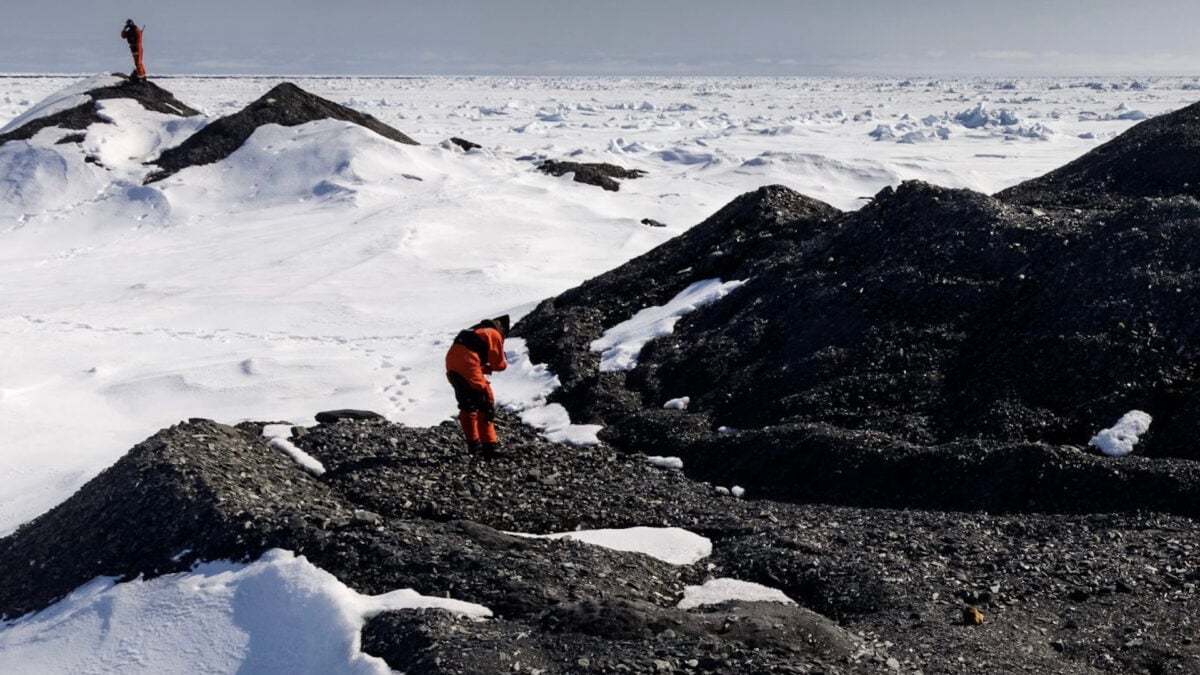 Scientists Tracked These Strange Arctic Icebergs and Found Something Unexpected on the Seafloor Scientists Tracked These Strange Arctic Icebergs and Found Something Unexpected on the Seafloor