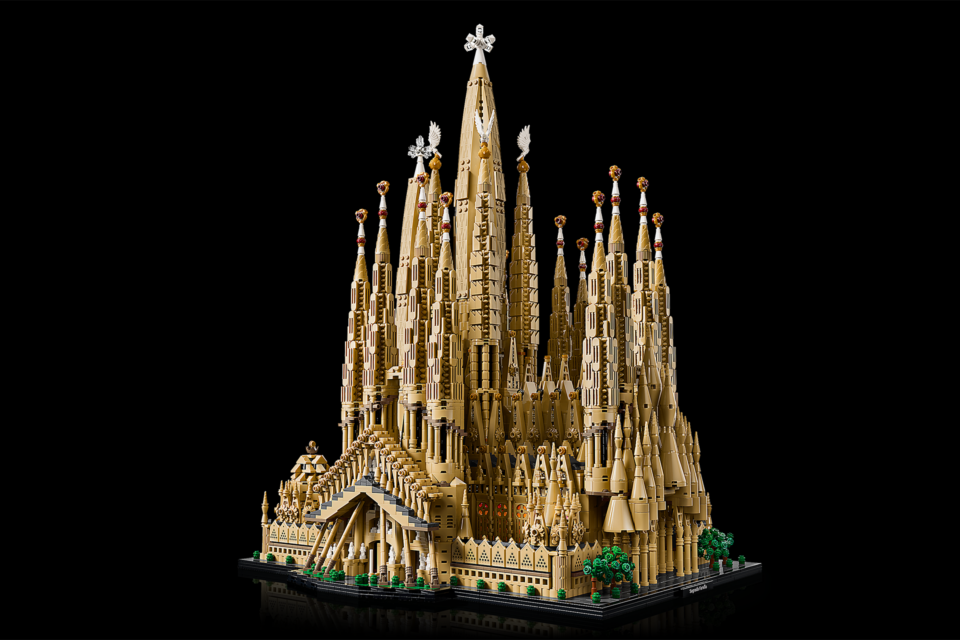 lego-announces-largest-set-ever-a-12-060-piece-replica-of-the-sagrada