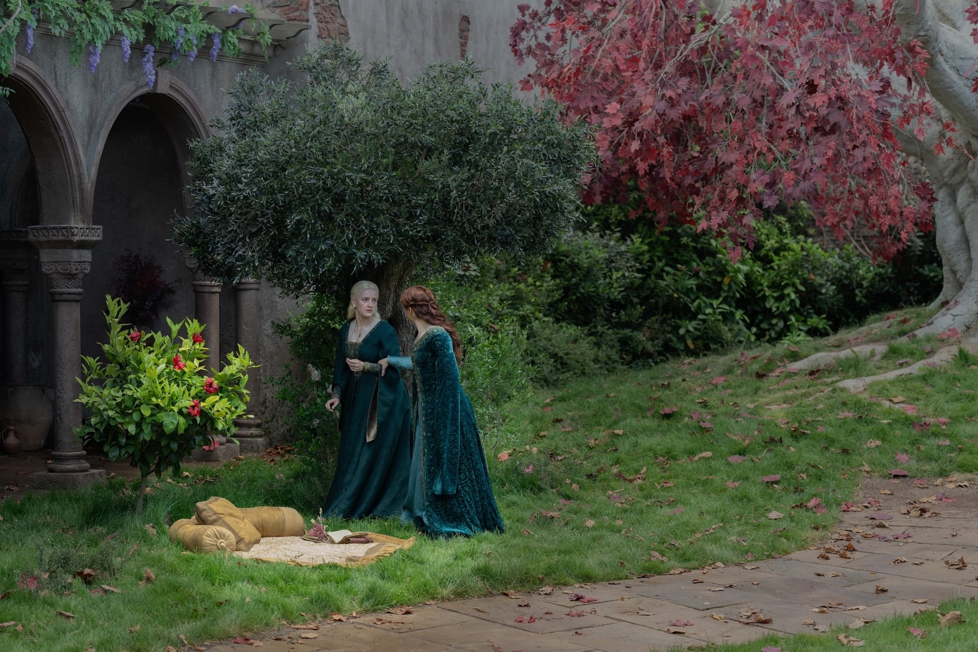 Phia Saban Olivia Cooke S3ep2