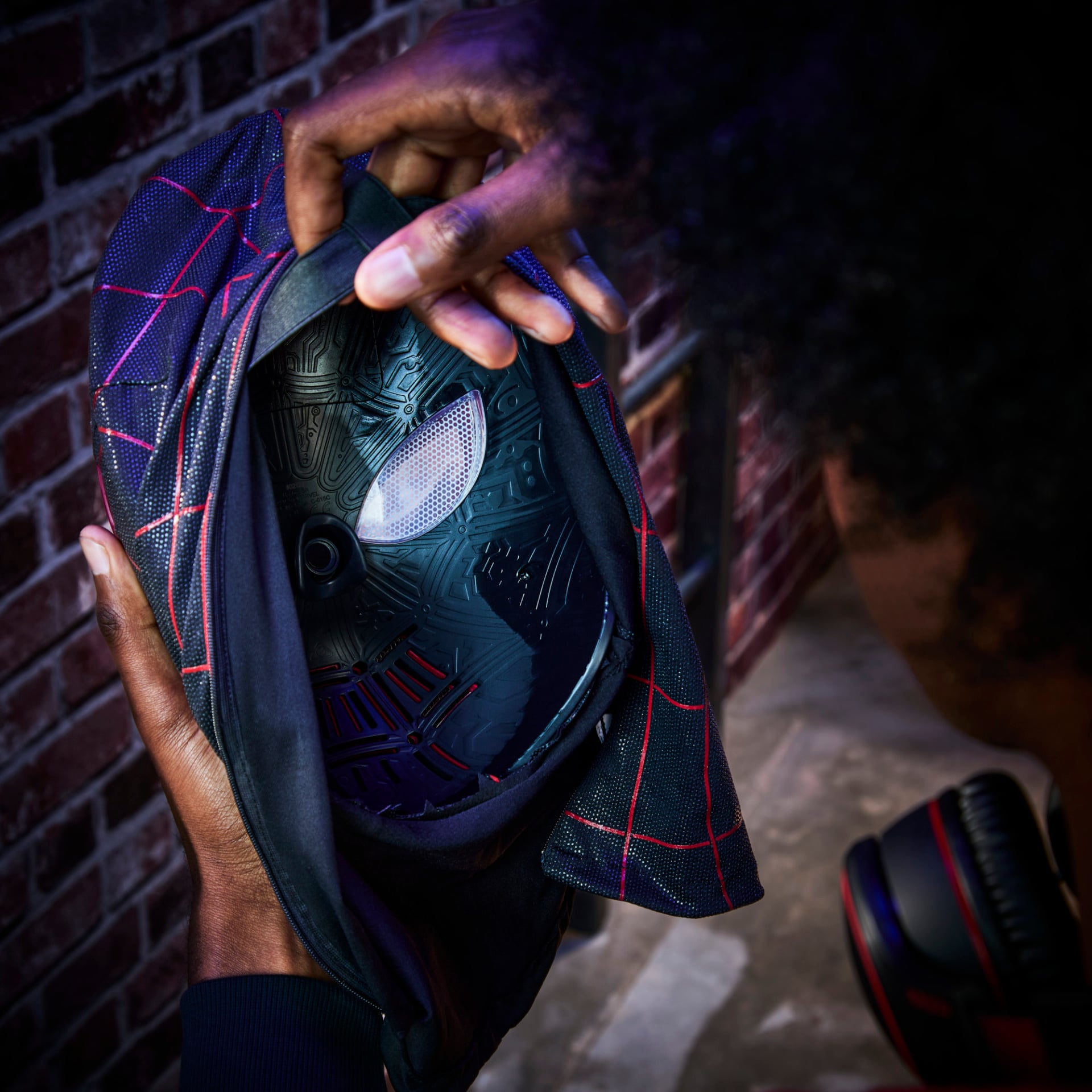 Marvel Legends Series Spider Man Miles Morales Electronic Expressive Mask (5)