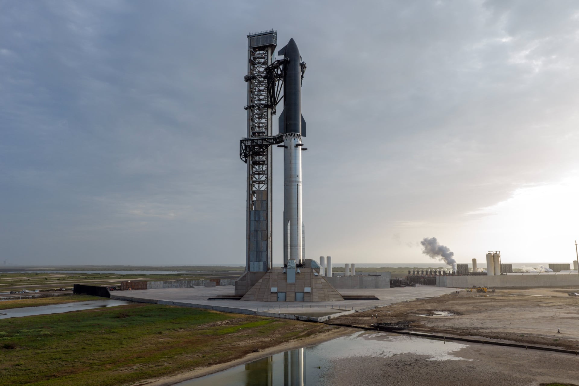 Starship Version 3 (V3) ready on the Texas launch mount. 