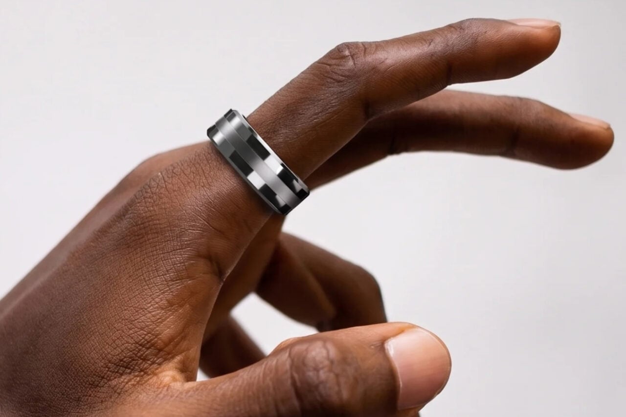 Signal Ring on hand