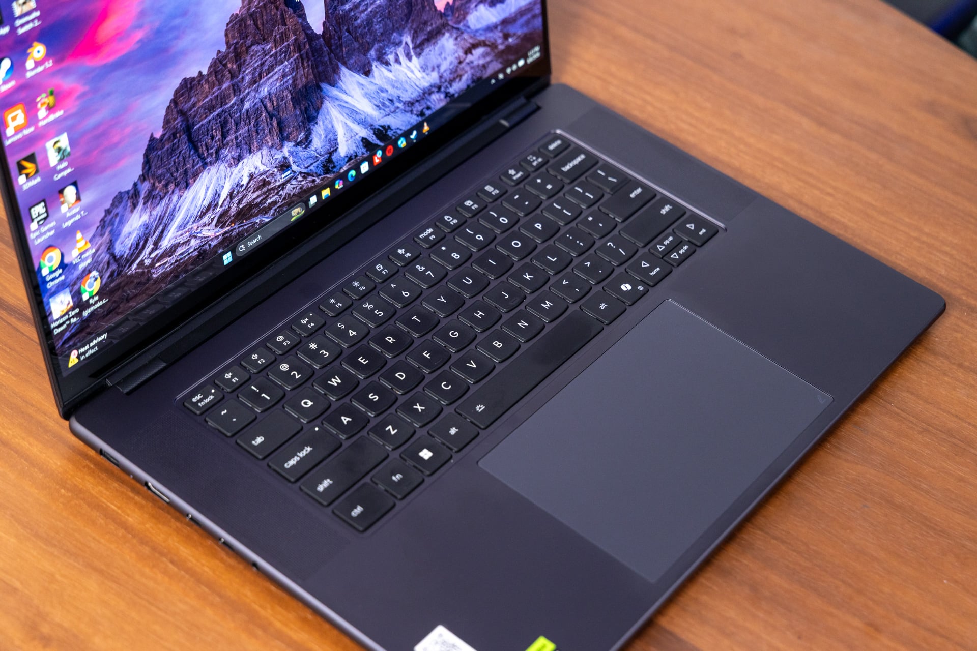 Lenovo Pro 9i 16 G11 Aura Edition Review 05