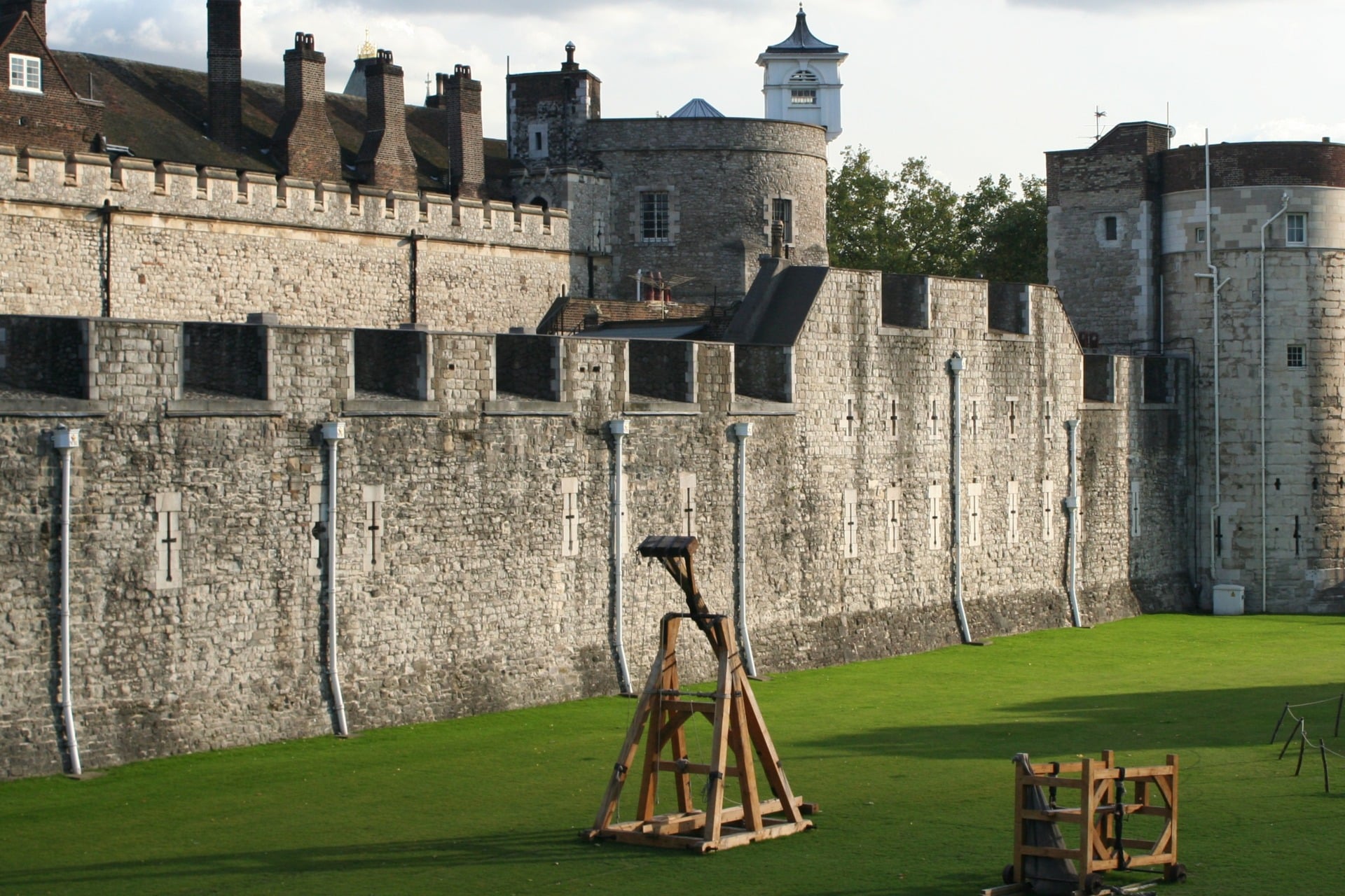Two full-sized replica siege engines at the Tower of London, akin to the trebuchets used by King Edward I of England during the siege of Stirling Castle over 700 years ago.