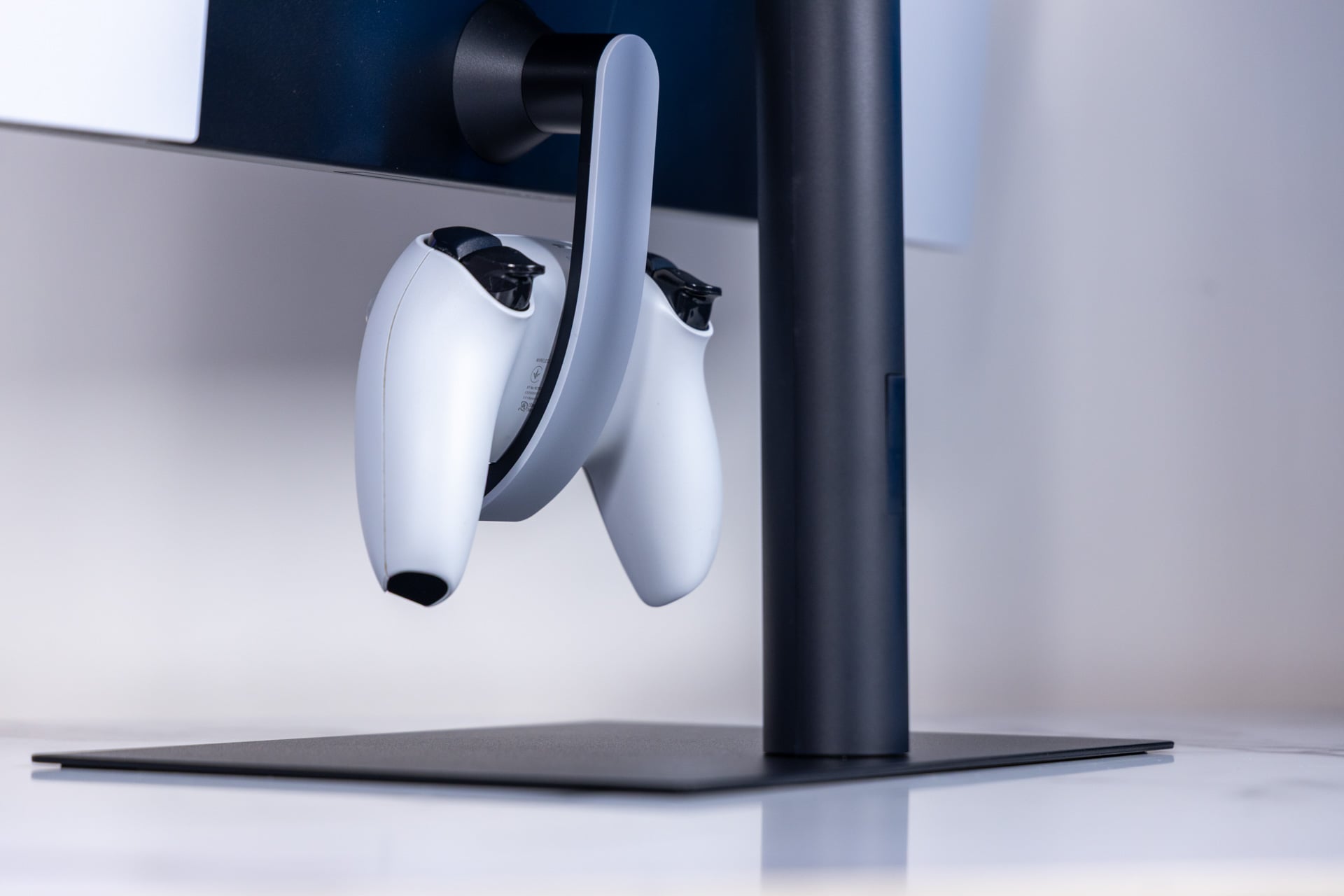Playstation 27 Gaming Monitor With Dualsense Charging Hook Review 09