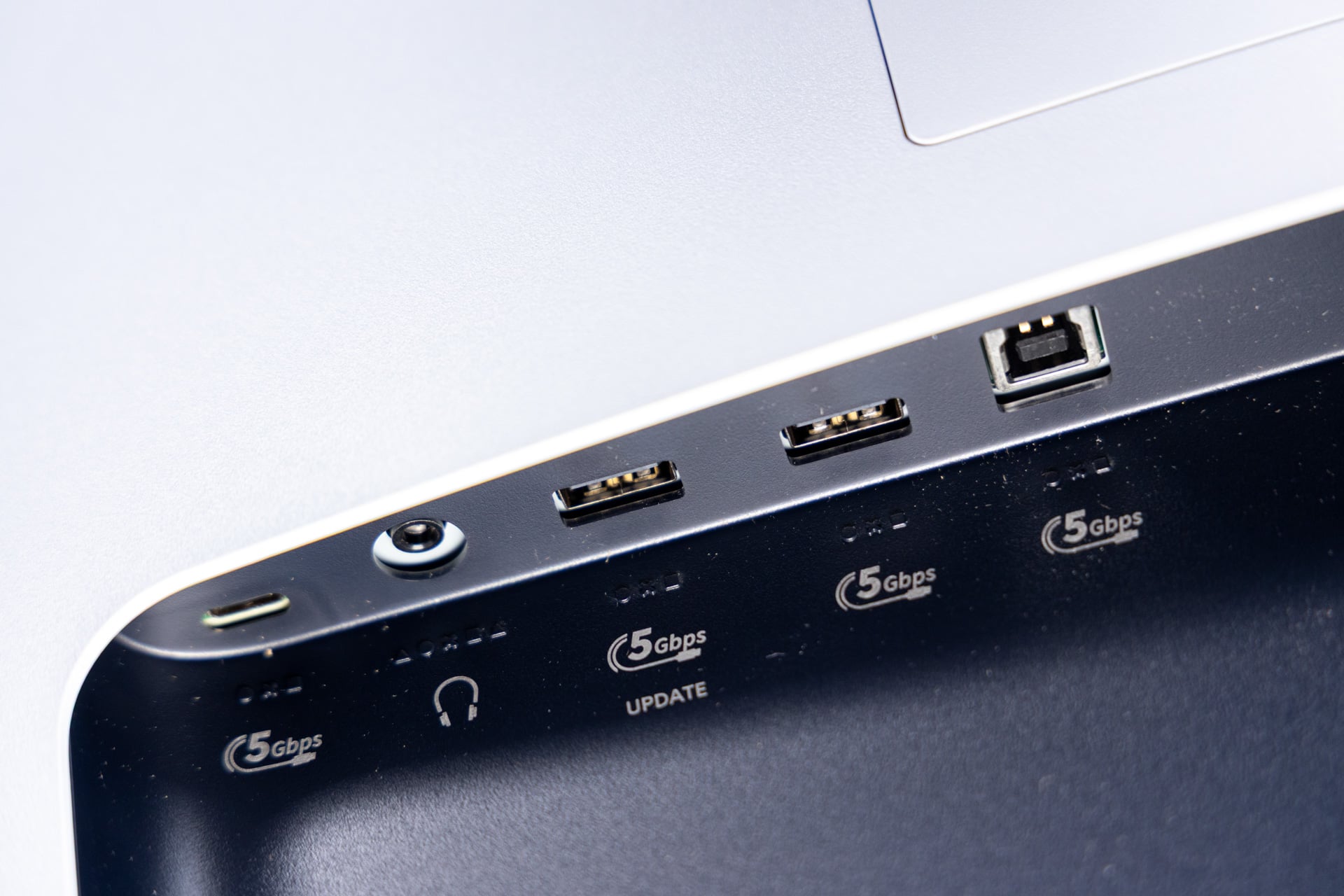Playstation 27 Gaming Monitor With Dualsense Charging Hook Review 11