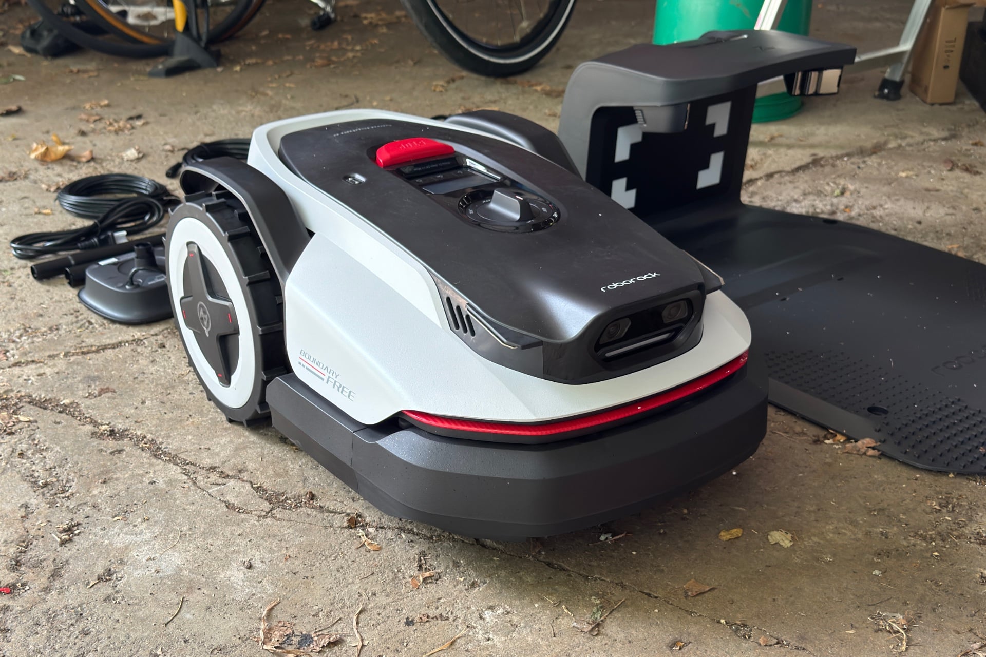 Picture showing the Roborock Rockneo Q110H next to its dock