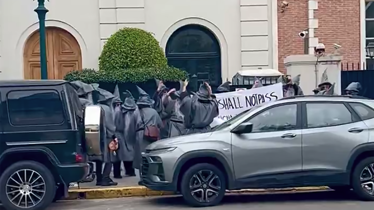 Protestors Dressed as Gandalf Demand Peter Thiel Leave Argentia, Go Back to the Abyss