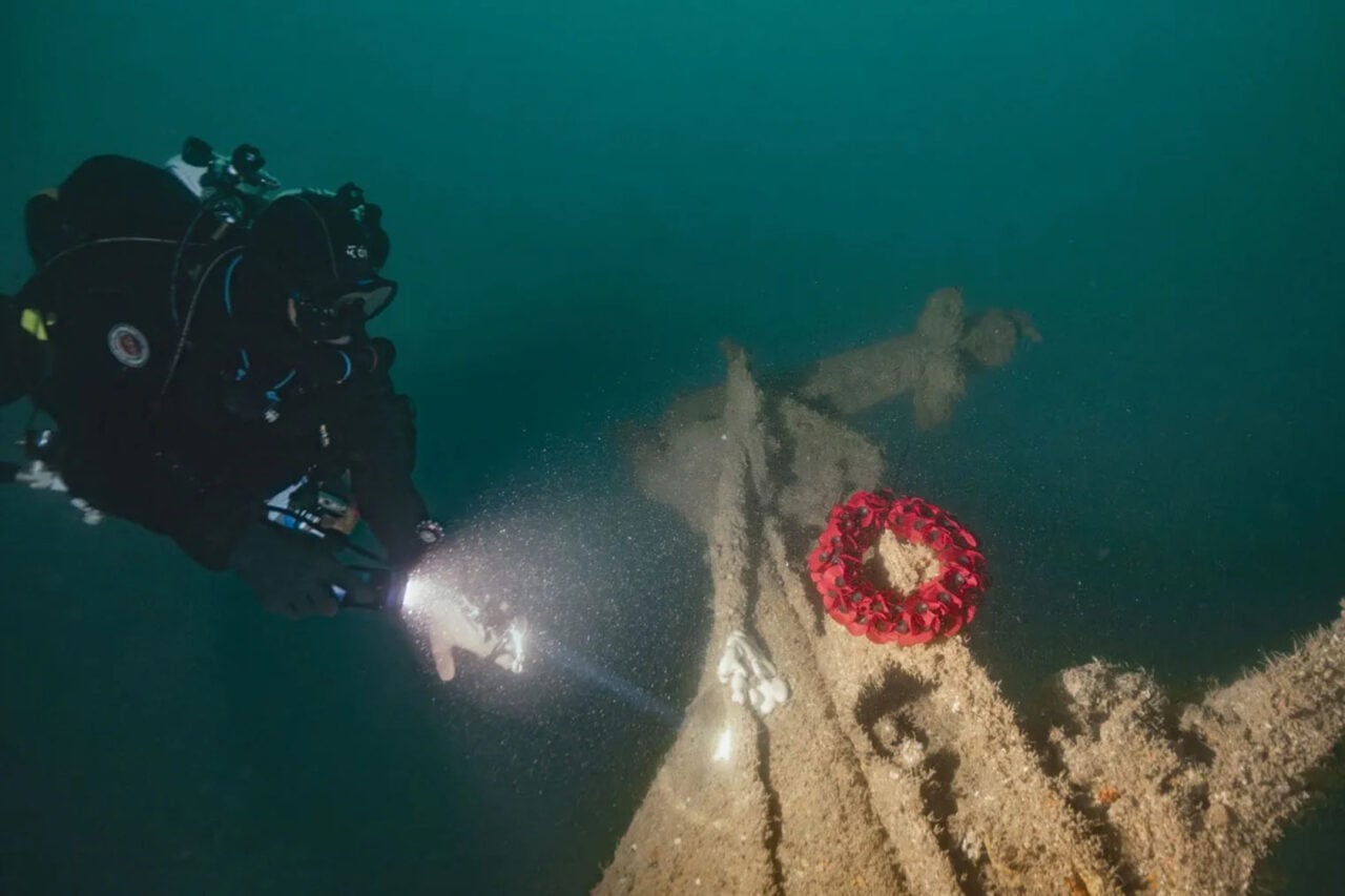 Guy Trees Credit Ricardo Constantino Laying Wreath On Tiller Of Hms Tiger