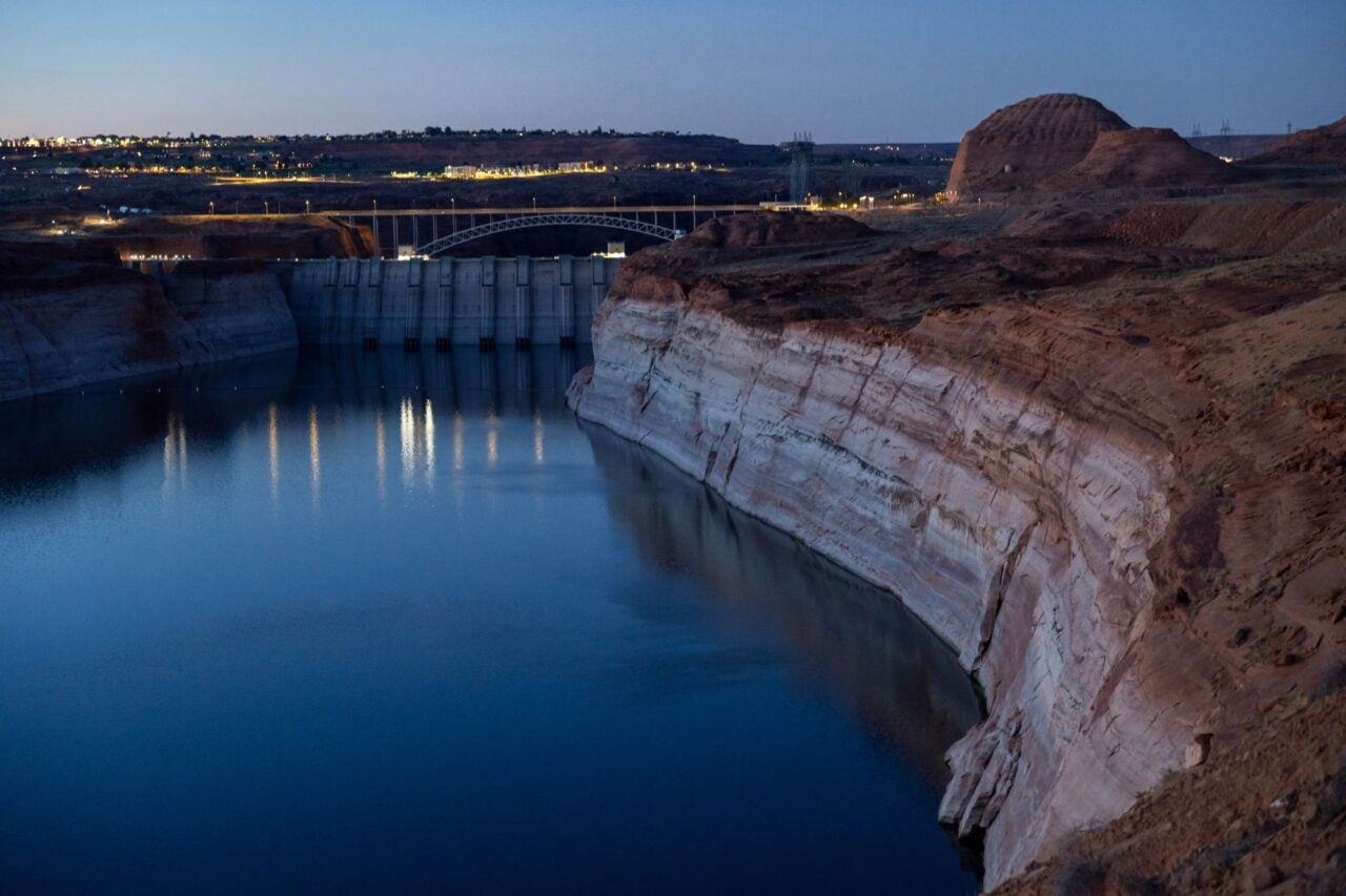An aerial view of Lake Powell at record-low water level, with a white "bathtub ring" seen next to Glen Canyon dam