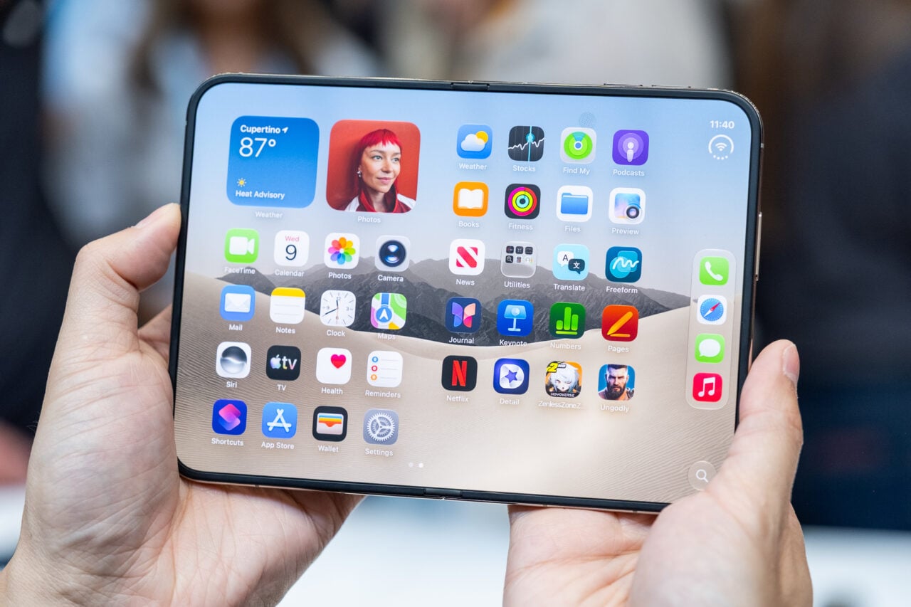 iPhone Duo Hands-On: The Inner Screen Looks Like Real Paper