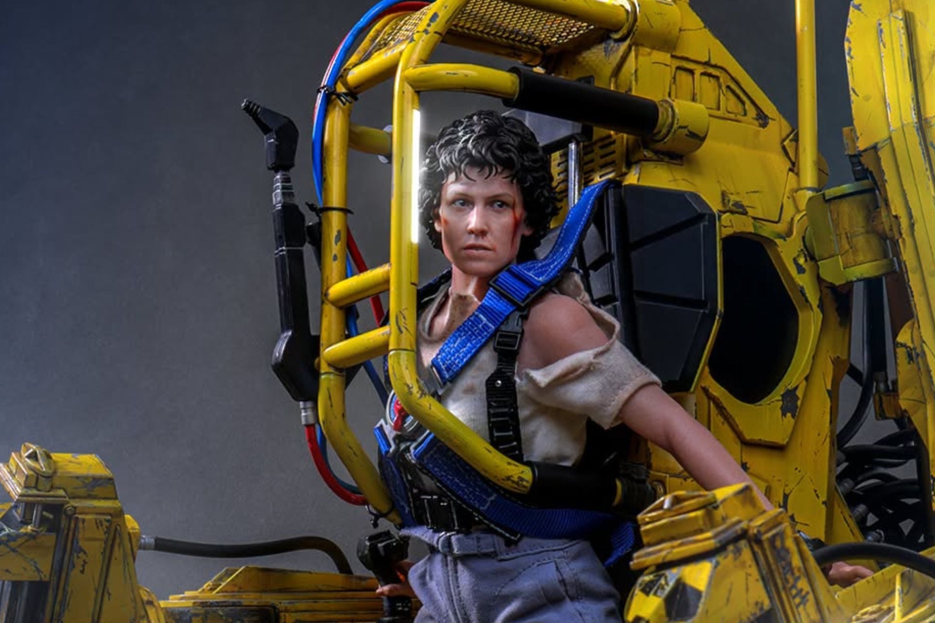 Ripley and the Power Loader are getting new Hot Toys.