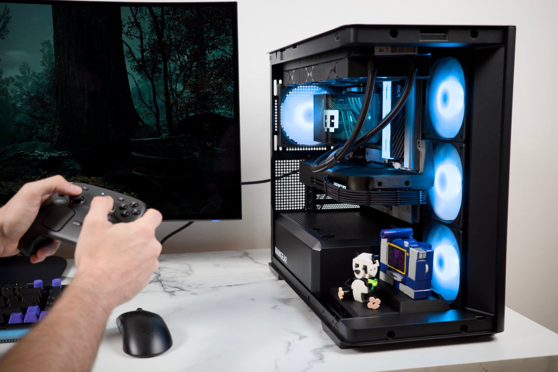 The Maingear Zero curved glass case is somehow even easier to open and use than your regular rectangle PC.