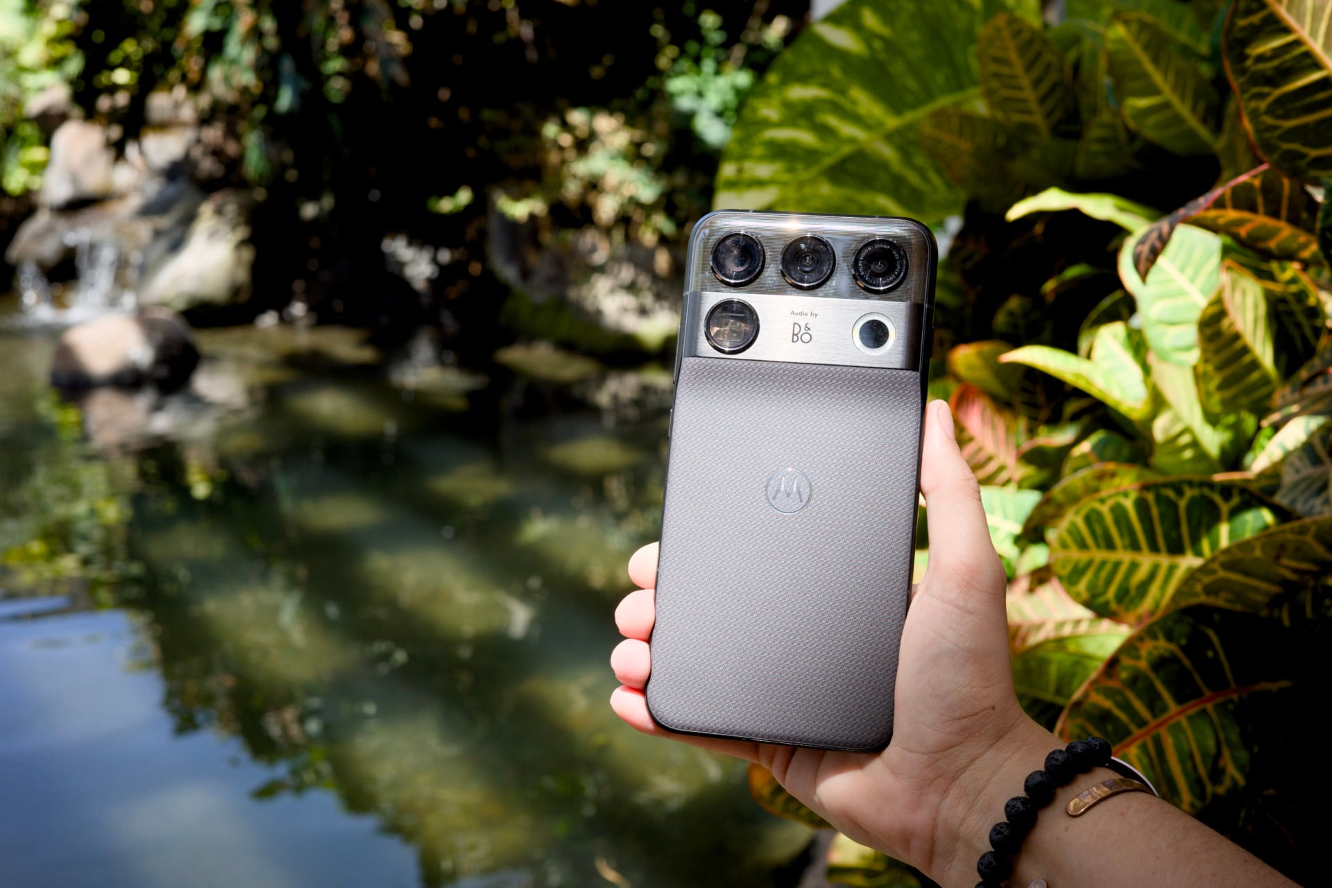 The Snapdragon 8 Elite Extreme Gen 6 chip wasn't built for slim devices like the Motorola Signature 27, not when it runs this hot.
