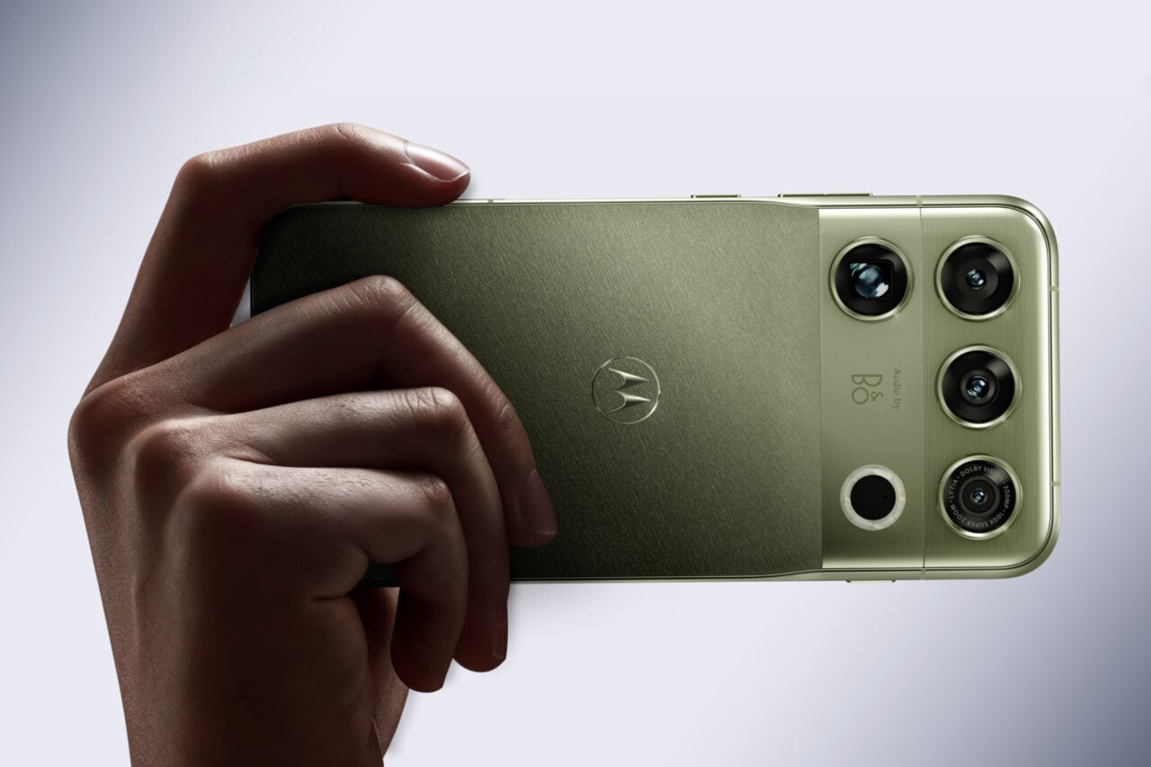 Kudos to Motorola for This Actually Refreshing Phone Design